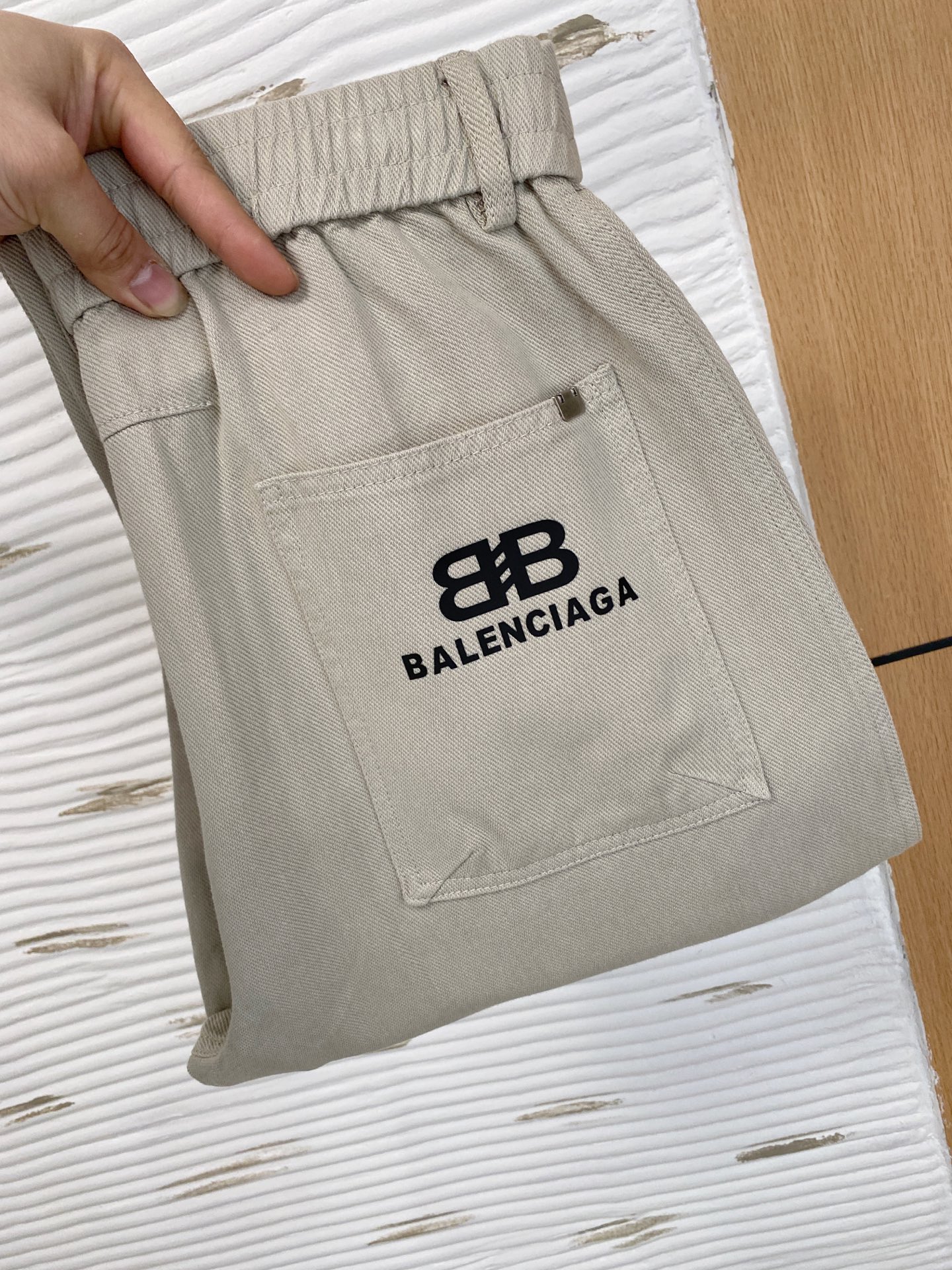 NO:662102,Balenciaga [New Product] Early Autumn 25ss Casual Pants golden classic appears again, original order high-quality fashionable casual pants. Super versatile style. Exclusive custom-made fabric, very wide and stylish, close-fitting and comfortable. Original custom-made counter latest hardware accessories. Super beautiful version, the upper body shows slender legs, the lining and routing are impeccable, you can attend any occasion, and once again emphasize that the fabric is very, very classy! Code number 29-38,,balenciaga, 19860909巴黎世家【新品】早秋25ss休闲裤金典再次出现,原单订制高品质时尚休闲裤.超级百搭款.独家定制面料,挺阔有型,贴身舒适.原版定制专柜最新五金辅料.超靓版型、上身显腿修长,內里,走线都无可挑剔,任何场合都可出席,再次强调面料非常非常显档次！码数 29-38,,balenciaga, ,Men's clothing