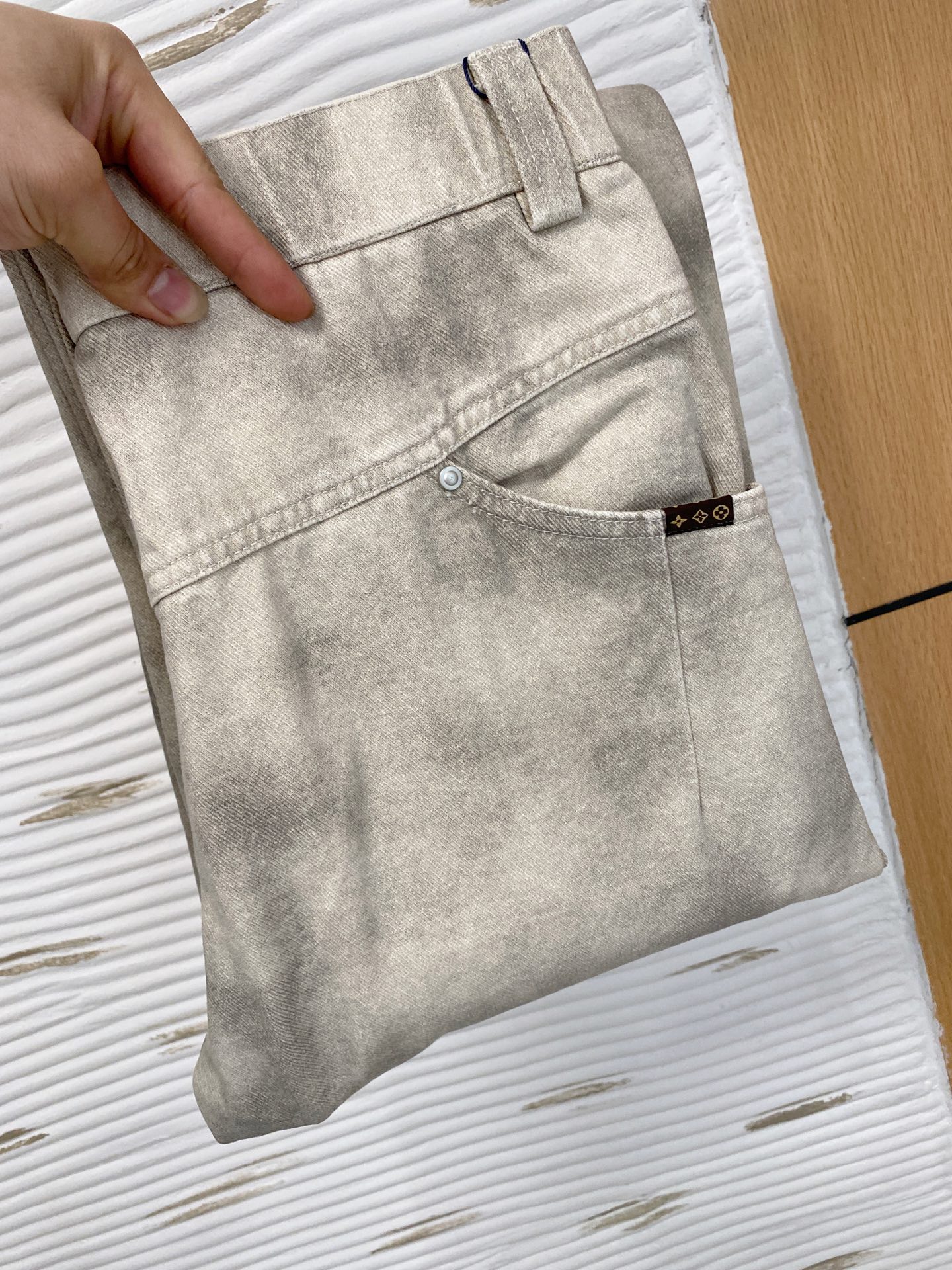 NO:662119,LV [New Product] Early Autumn 25ss Casual Pants golden classic appears again, original order high-quality fashionable casual pants. Super versatile style. Exclusive custom-made fabric, very wide and stylish, close-fitting and comfortable. The latest hardware accessories from the original custom counter. Super beautiful shape, the upper body shows slender legs, the lining and routing are impeccable, you can attend any occasion, and once again emphasize that the fabric is very, very classy! Code number 29-38,,louis vuitton, 19860909LV【新品】早秋25ss休闲裤金典再次出现,原单订制高品质时尚休闲裤.超级百搭款.独家定制面料,挺阔有型,贴身舒适.原版定制专柜最新五金辅料.超靓版型、上身显腿修长,內里,走线都无可挑剔,任何场合都可出席,再次强调面料非常非常显档次！码数 29-38,,louis vuitton, ,Men's clothing