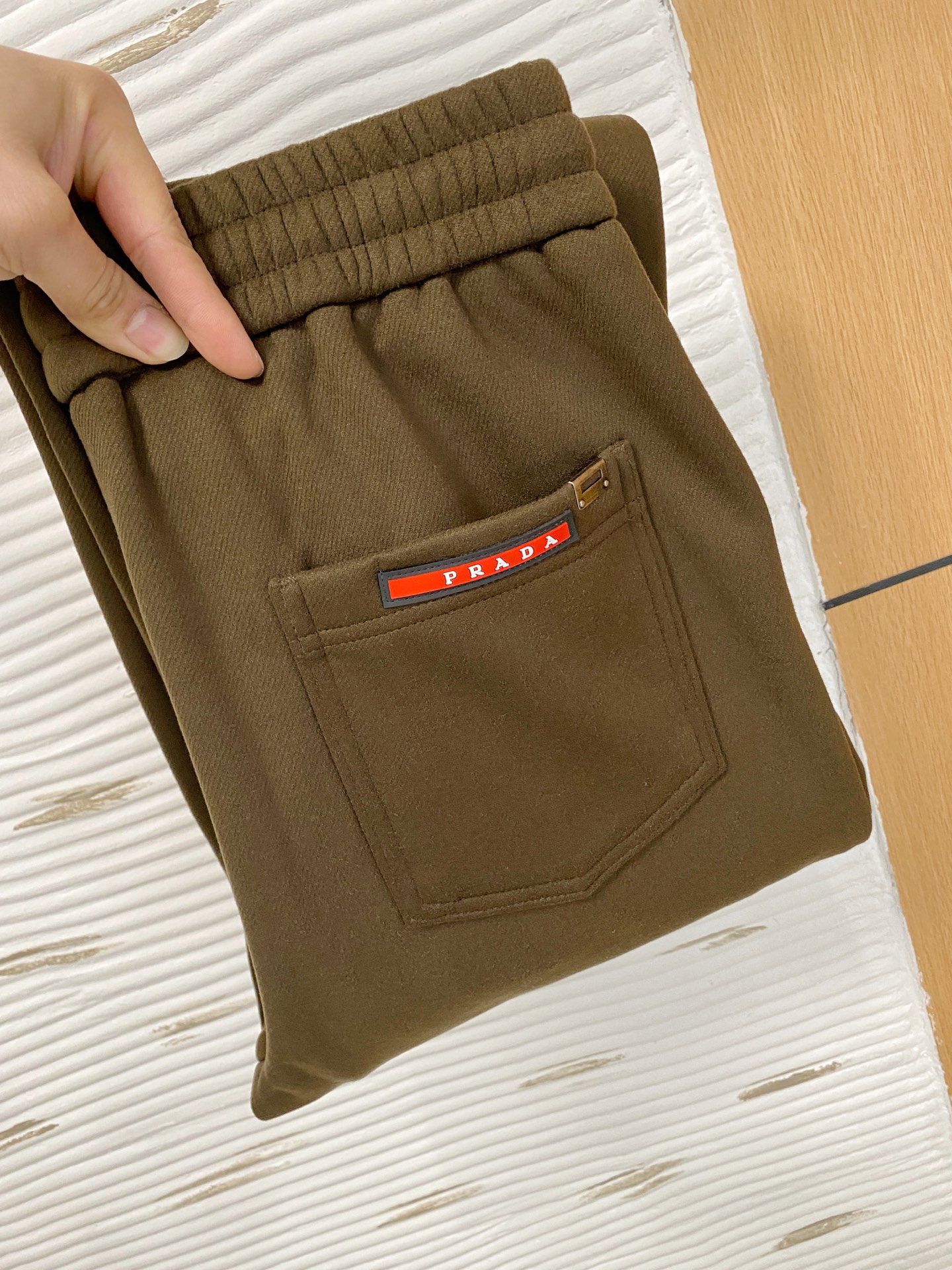 NO:662105,Prada [New Product] Early Autumn 25ss casual pants golden classic appears again, original order high-quality fashionable casual pants. Super versatile style. Exclusive customized fabric, very wide and stylish, close-fitting and comfortable. Original custom counter latest hardware accessories. Super beautiful version, upper body shows slender legs, lining and routing are impeccable, can be attended on any occasion, once again emphasize that the fabric is very, very high-end! Code number 29-38,,prada, 19860909普拉达【新品】早秋25ss休闲裤金典再次出现,原单订制高品质时尚休闲裤.超级百搭款.独家定制面料,挺阔有型,贴身舒适.原版定制专柜最新五金辅料.超靓版型、上身显腿修长,內里,走线都无可挑剔,任何场合都可出席,再次强调面料非常非常显档次！码数 29-38,,prada, ,Men's clothing