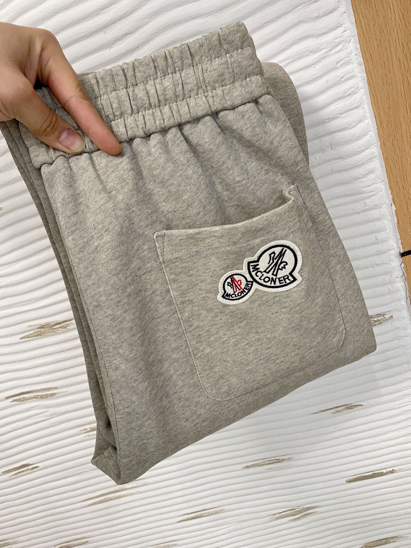 NO:662118,Mengkou [New Product] The Golden Classic of Early Autumn 25ss Casual Pants appears again, original order high-quality fashionable casual pants. Super versatile style. Exclusively customized fabric, very wide and stylish, close-fitting and comfortable. The latest hardware accessories from the original custom counter. Super beautiful shape, the upper body shows slender legs, the lining and routing are impeccable, you can attend any occasion, and once again emphasize that the fabric is very, very classy! Size 29-38,,Moncler, 19860909蒙口【新品】早秋25ss休闲裤金典再次出现,原单订制高品质时尚休闲裤.超级百搭款.独家定制面料,挺阔有型,贴身舒适.原版定制专柜最新五金辅料.超靓版型、上身显腿修长,內里,走线都无可挑剔,任何场合都可出席,再次强调面料非常非常显档次！码数 29-38,,Moncler, ,Men's clothing