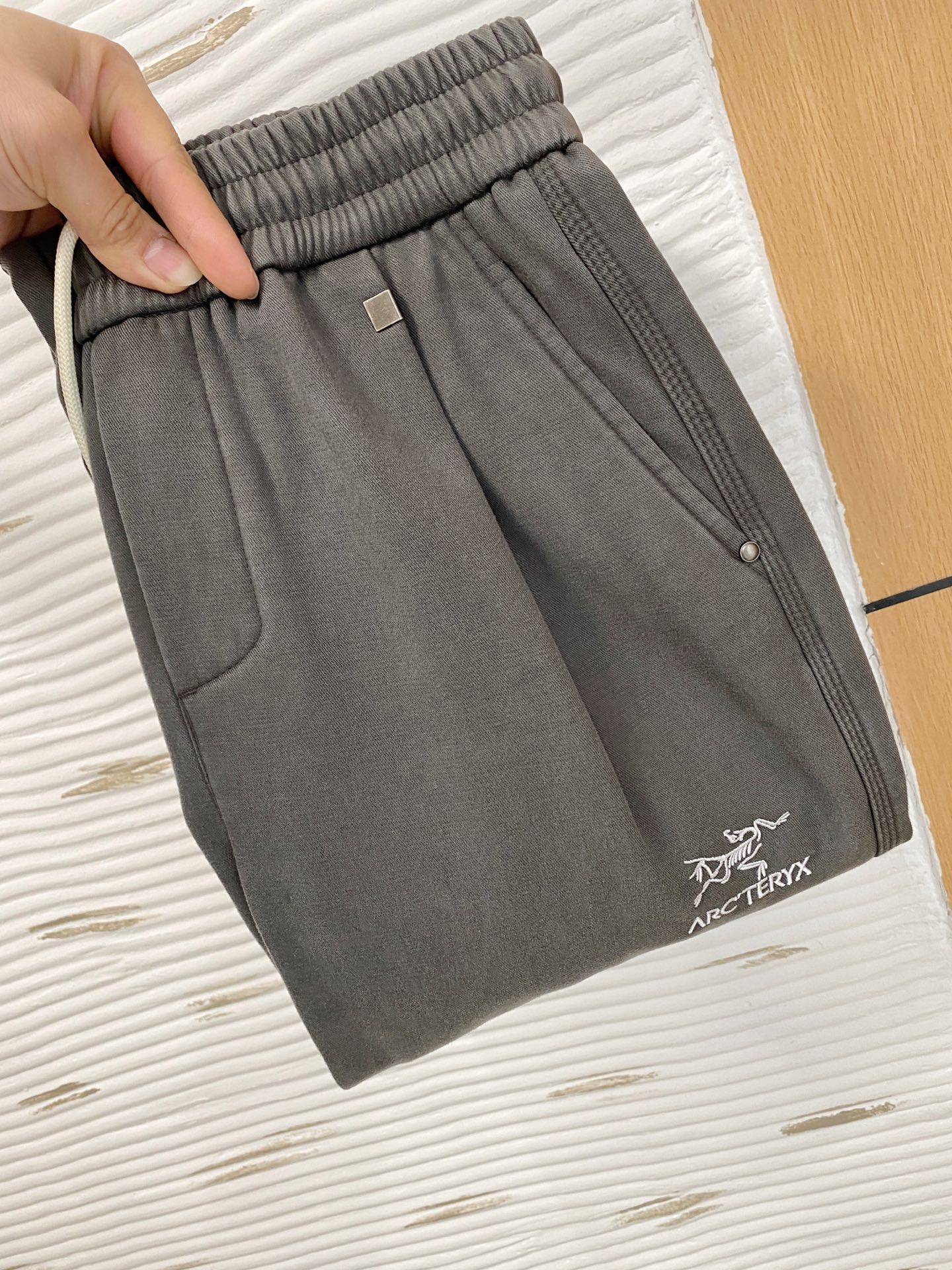 NO:662113,Arc'teryx [New Product] Early Autumn 25ss Casual Pants golden classic appears again, original order high-quality fashionable casual pants. Super versatile style. Exclusive customized fabric, very wide and stylish, close-fitting and comfortable. Original custom counter latest hardware accessories. Super beautiful version, the upper body shows slender legs, the lining and routing are impeccable, you can attend any occasion, once again emphasize that the fabric is very, very classy! Code number 29-38,arc'teryx, 19860909始祖鸟【新品】早秋25ss休闲裤金典再次出现,原单订制高品质时尚休闲裤.超级百搭款.独家定制面料,挺阔有型,贴身舒适.原版定制专柜最新五金辅料.超靓版型、上身显腿修长,內里,走线都无可挑剔,任何场合都可出席,再次强调面料非常非常显档次！码数 29-38,arc'teryx, ,Men's clothing