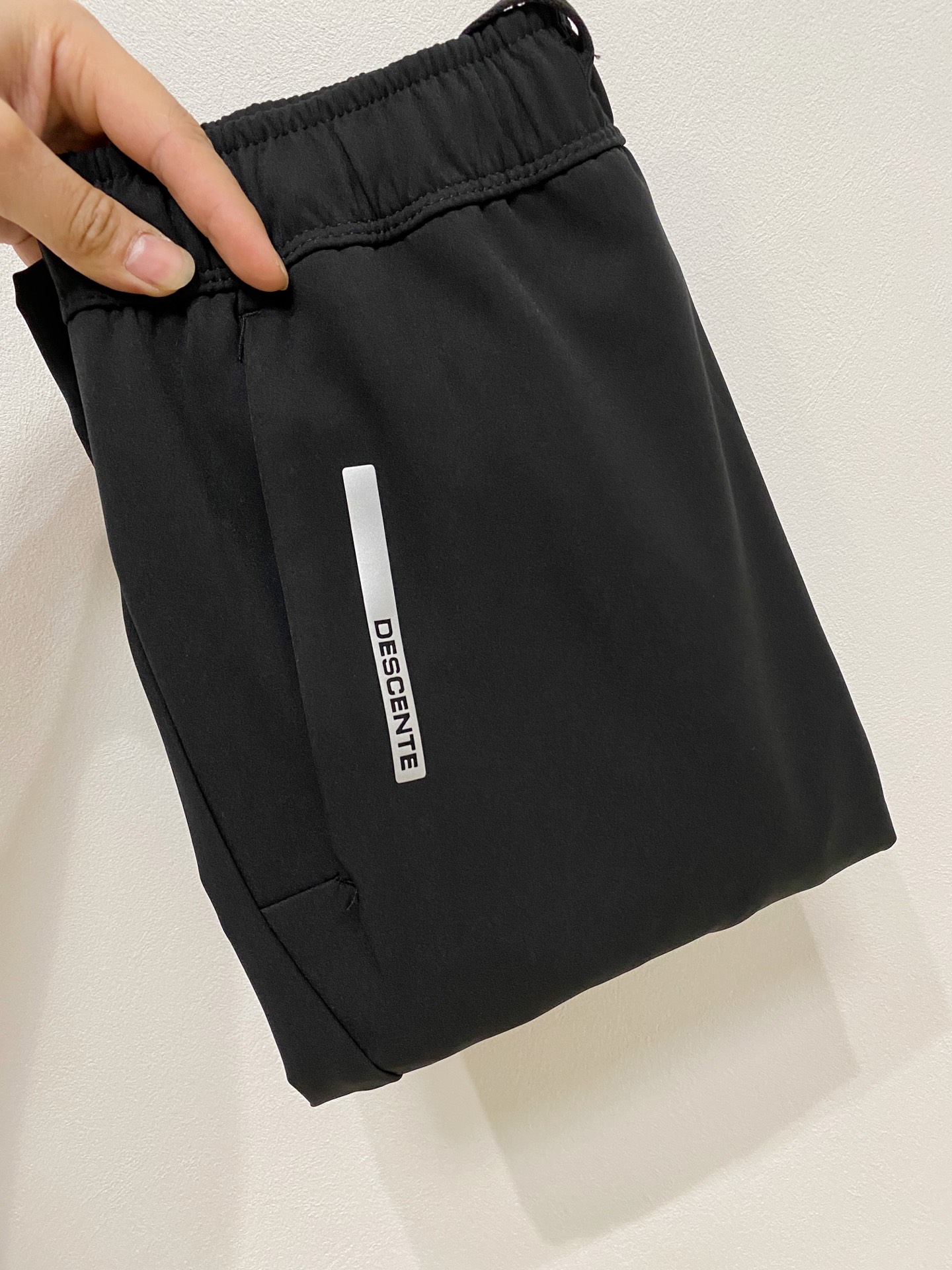 NO:691194,Descente [New Product] Early Autumn 25ss Casual Pants golden classic appears again, original order high-quality fashionable casual pants. Super versatile style. Exclusive customized fabric, very wide and stylish, close-fitting and comfortable. Original custom counter latest hardware accessories. Super beautiful version, the upper body shows slender legs, the lining and routing are impeccable, you can attend any occasion, and once again emphasize that the fabric is very, very classy! Code number M-4Xl,,19860909迪桑特【新品】早秋25ss休闲裤金典再次出现,原单订制高品质时尚休闲裤.超级百搭款.独家定制面料,挺阔有型,贴身舒适.原版定制专柜最新五金辅料.超靓版型、上身显腿修长,內里,走线都无可挑剔,任何场合都可出席,再次强调面料非常非常显档次！码数 M-4Xl,,,Men's clothing