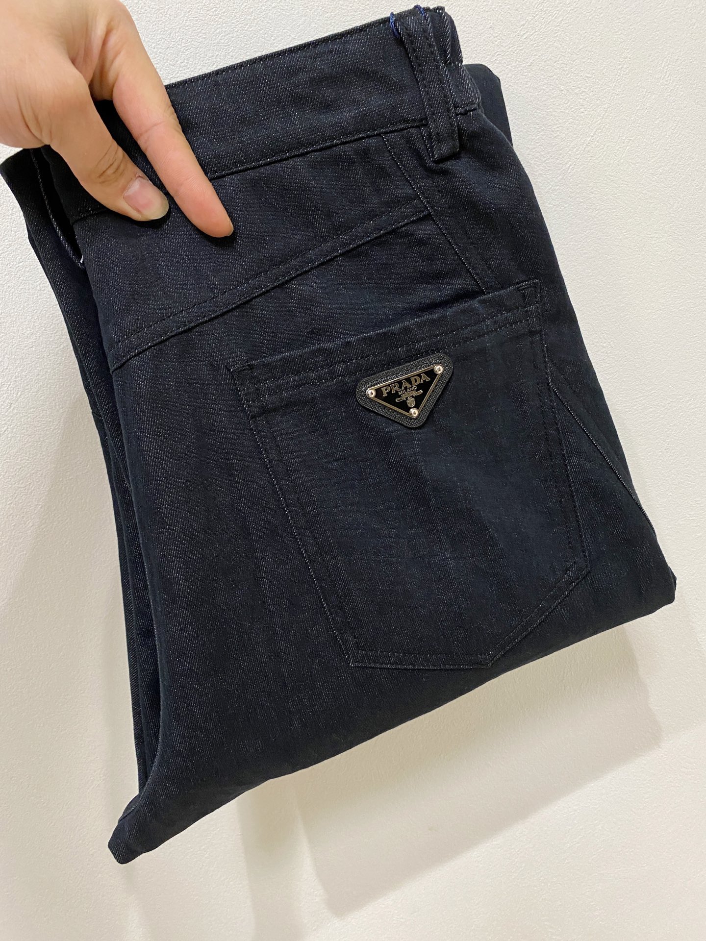 NO:691184,Prada [New Product] Early Autumn 25ss Casual Pants golden classic appears again, original order high-quality fashionable casual pants. Super versatile style. Exclusive customized fabric, very wide and stylish, close-fitting and comfortable. Original customization counter latest hardware accessories. Super beautiful version, upper body shows slender legs, lining and routing are impeccable, can be attended on any occasion, once again emphasize that the fabric is very, very classy! Code number 29-38,,prada,19860909普拉达【新品】早秋25ss休闲裤金典再次出现,原单订制高品质时尚休闲裤.超级百搭款.独家定制面料,挺阔有型,贴身舒适.原版定制专柜最新五金辅料.超靓版型、上身显腿修长,內里,走线都无可挑剔,任何场合都可出席,再次强调面料非常非常显档次！码数 29-38,,prada,,Men's clothing