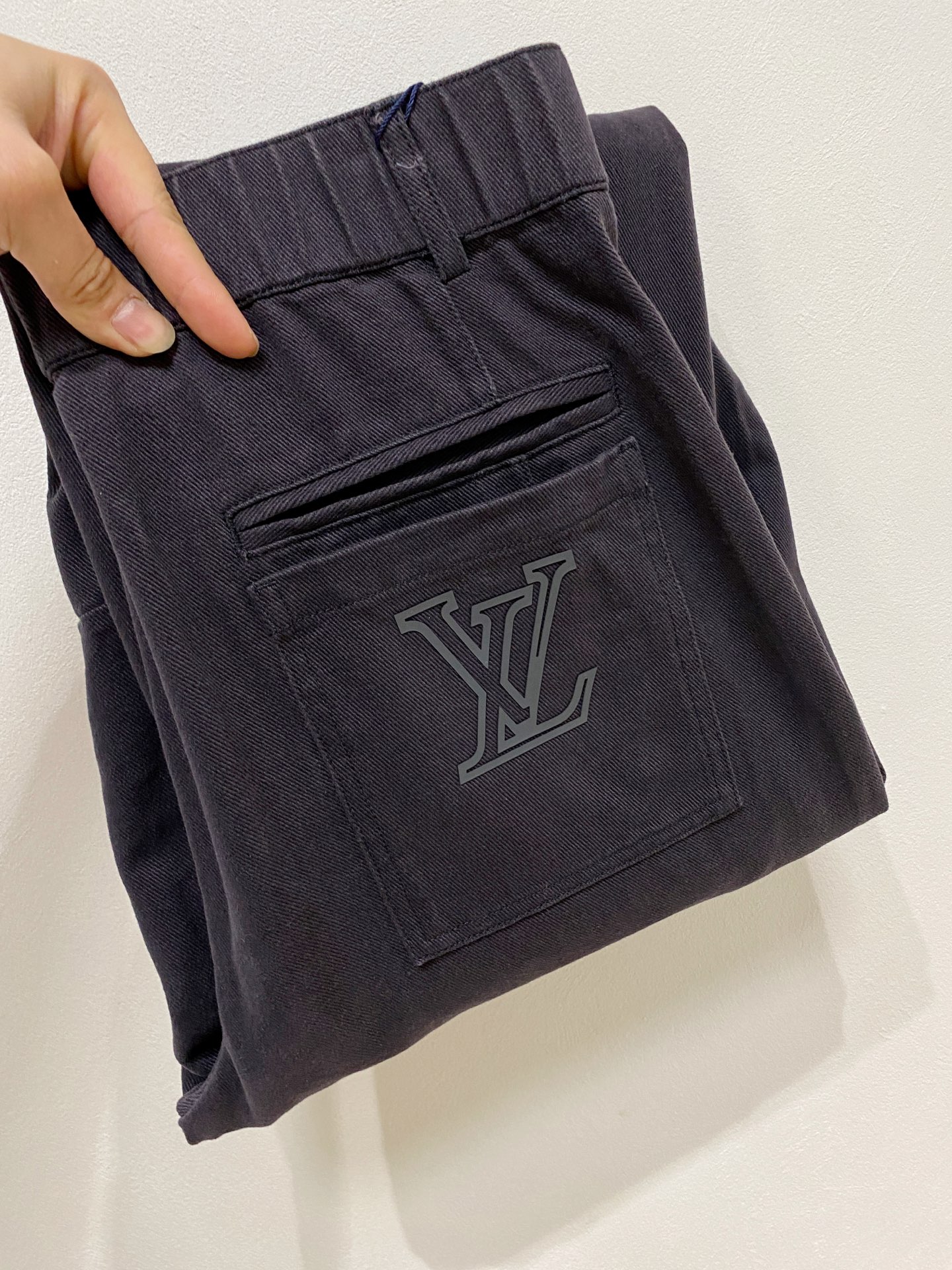 NO:691181,LV [New Product] Early Autumn 25ss Casual Pants golden classic appears again, original order high-quality fashionable casual pants. Super versatile style. Exclusive custom-made fabric, very wide and stylish, close-fitting and comfortable. The latest hardware accessories from the original custom counter. Super beautiful shape, the upper body shows slender legs, the lining and routing are impeccable, you can attend any occasion, and once again emphasize that the fabric is very, very classy! Code number 29-38,,louis vuitton,19860909LV【新品】早秋25ss休闲裤金典再次出现,原单订制高品质时尚休闲裤.超级百搭款.独家定制面料,挺阔有型,贴身舒适.原版定制专柜最新五金辅料.超靓版型、上身显腿修长,內里,走线都无可挑剔,任何场合都可出席,再次强调面料非常非常显档次！码数 29-38,,louis vuitton,,Men's clothing