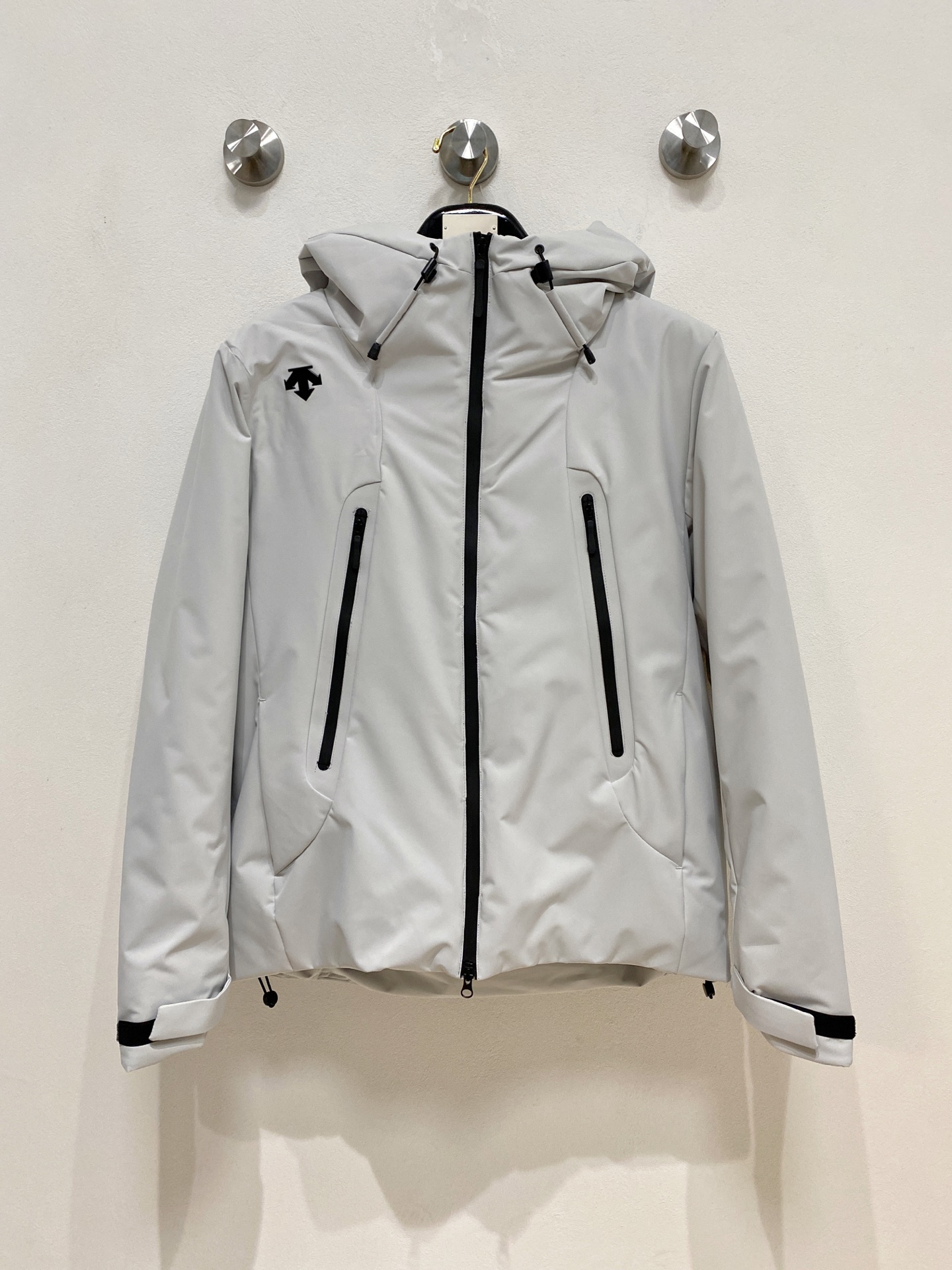 NO:691195,Descente cotton coat 25ss early autumn [new product] new casual cotton coat in the autumn and winter counter!  Ultra-avant-garde design style, delicate and comfortable, very light to wear and not easy to wrinkle. Multiple craftsmanship. The overall design is quite visual. The upper body is casual and stylish, with a certain degree of stiffness. It is definitely at the forefront of fashion. Recommended for a sense of temperament, a must-have for urban leisure. Size M-3Xl, jackets & coats,19860909迪桑特 棉服25ss早秋【新品】秋冬专柜新款休闲棉服外套！超前卫设计风格 细腻舒适 穿着非常轻便不易起皱.多重重工艺 整体的设计颇具视觉感,上身休闲有型,有一定的挺括度,绝对走在时尚最尖端的气质感推荐,都市休闲必备.码数M-3Xl,,jackets & coats,,Men's clothing