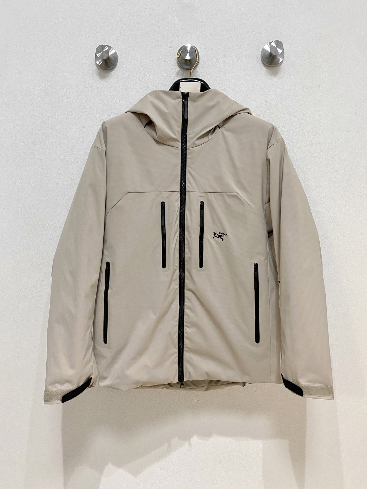 NO:691198,Arc'teryx Cotton Clothes 25ss Early Autumn [New Product] New Casual Cotton Clothes Jacket at the Autumn and Winter Counter!  Ultra-avant-garde design style, delicate and comfortable, very light to wear and not easy to wrinkle. Multiple craftsmanship. The overall design is quite visual. The upper body is casual and stylish, with a certain degree of stiffness. It is definitely at the forefront of fashion. Recommended for a sense of temperament, a must-have for urban leisure. Size S-2Xl, arc'teryx, jackets & coats,19860909始祖鸟棉服25ss早秋【新品】秋冬专柜新款休闲棉服外套！超前卫设计风格 细腻舒适 穿着非常轻便不易起皱.多重重工艺 整体的设计颇具视觉感,上身休闲有型,有一定的挺括度,绝对走在时尚最尖端的气质感推荐,都市休闲必备.码数S-2Xl,arc'teryx,jackets & coats,,Men's clothing