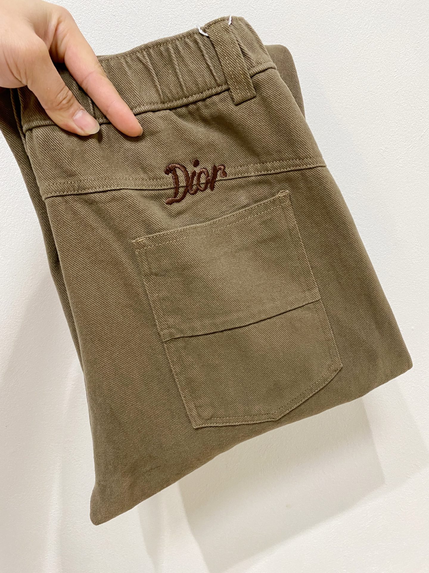 NO:691163,Dior's [New Product] Early Autumn 25ss Casual Pants golden classic appears again, original order high-quality fashionable casual pants. Super versatile style. Exclusive custom-made fabric, very wide and stylish, close-fitting and comfortable. The latest hardware accessories from the original custom counter. Super beautiful shape, the upper body shows slender legs, the lining and routing are impeccable, you can attend any occasion, and once again emphasize that the fabric is very, very classy! Code number 29-38,,dior,19860909迪奥【新品】早秋25ss休闲裤金典再次出现,原单订制高品质时尚休闲裤.超级百搭款.独家定制面料,挺阔有型,贴身舒适.原版定制专柜最新五金辅料.超靓版型、上身显腿修长,內里,走线都无可挑剔,任何场合都可出席,再次强调面料非常非常显档次！码数 29-38,,dior,,Men's clothing