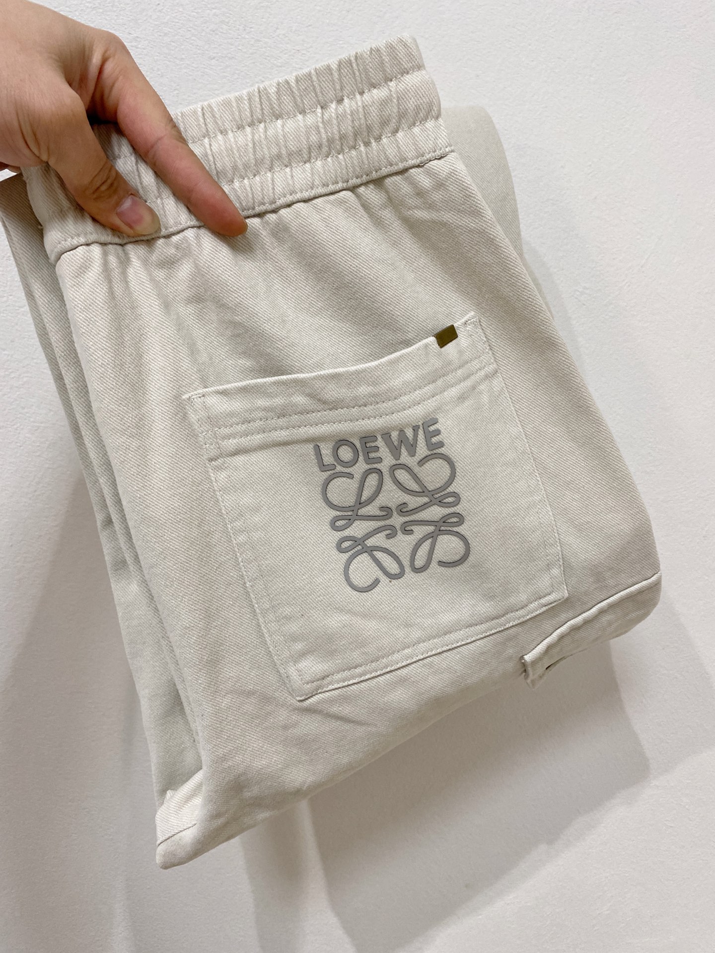 NO:691166,Luo Yiwei's [new product] early autumn 25ss casual pants golden classic appears again, original order high-quality fashionable casual pants. Super versatile. Exclusive custom-made fabrics, very wide and stylish, close-fitting and comfortable. The latest hardware accessories from the original custom counter. Super beautiful version, the upper body shows slender legs, the lining and routing are impeccable, you can attend any occasion, and once again emphasize that the fabric is very, very classy! Code number 29-38,,loewe,19860909罗意威【新品】早秋25ss休闲裤金典再次出现,原单订制高品质时尚休闲裤.超级百搭款.独家定制面料,挺阔有型,贴身舒适.原版定制专柜最新五金辅料.超靓版型、上身显腿修长,內里,走线都无可挑剔,任何场合都可出席,再次强调面料非常非常显档次！码数 29-38,,loewe,,Men's clothing