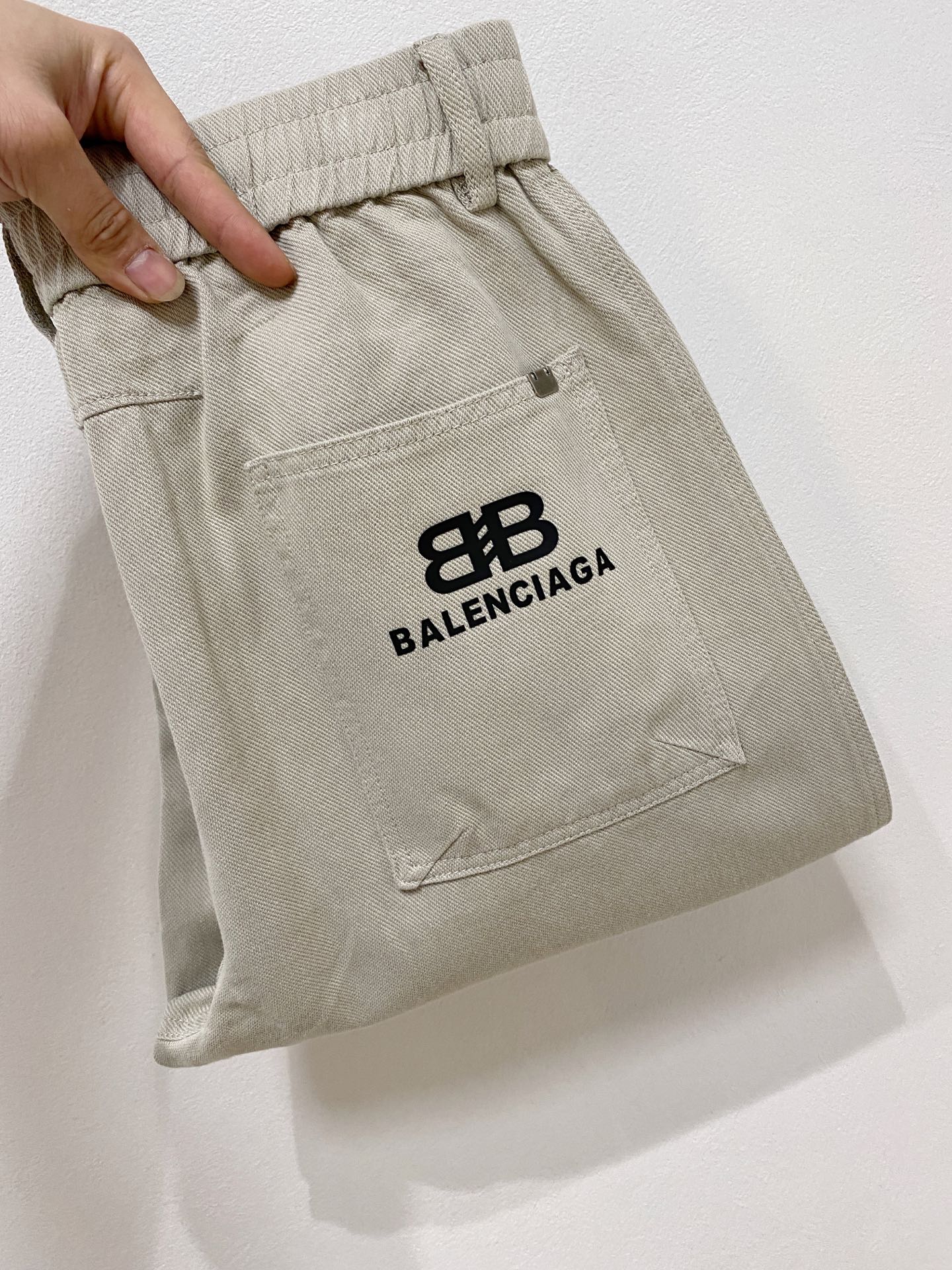 NO:691177,Balenciaga [New Product] Early Autumn 25ss Casual Pants golden classic appears again, original order high-quality fashionable casual pants. Super versatile style. Exclusive custom-made fabric, very wide and stylish, close-fitting and comfortable. Original custom-made counter latest hardware accessories. Super beautiful version, the upper body shows slender legs, the lining and routing are impeccable, you can attend any occasion, and once again emphasize that the fabric is very, very classy! Code number 29-38,,balenciaga,19860909巴黎世家【新品】早秋25ss休闲裤金典再次出现,原单订制高品质时尚休闲裤.超级百搭款.独家定制面料,挺阔有型,贴身舒适.原版定制专柜最新五金辅料.超靓版型、上身显腿修长,內里,走线都无可挑剔,任何场合都可出席,再次强调面料非常非常显档次！码数 29-38,,balenciaga,,Men's clothing