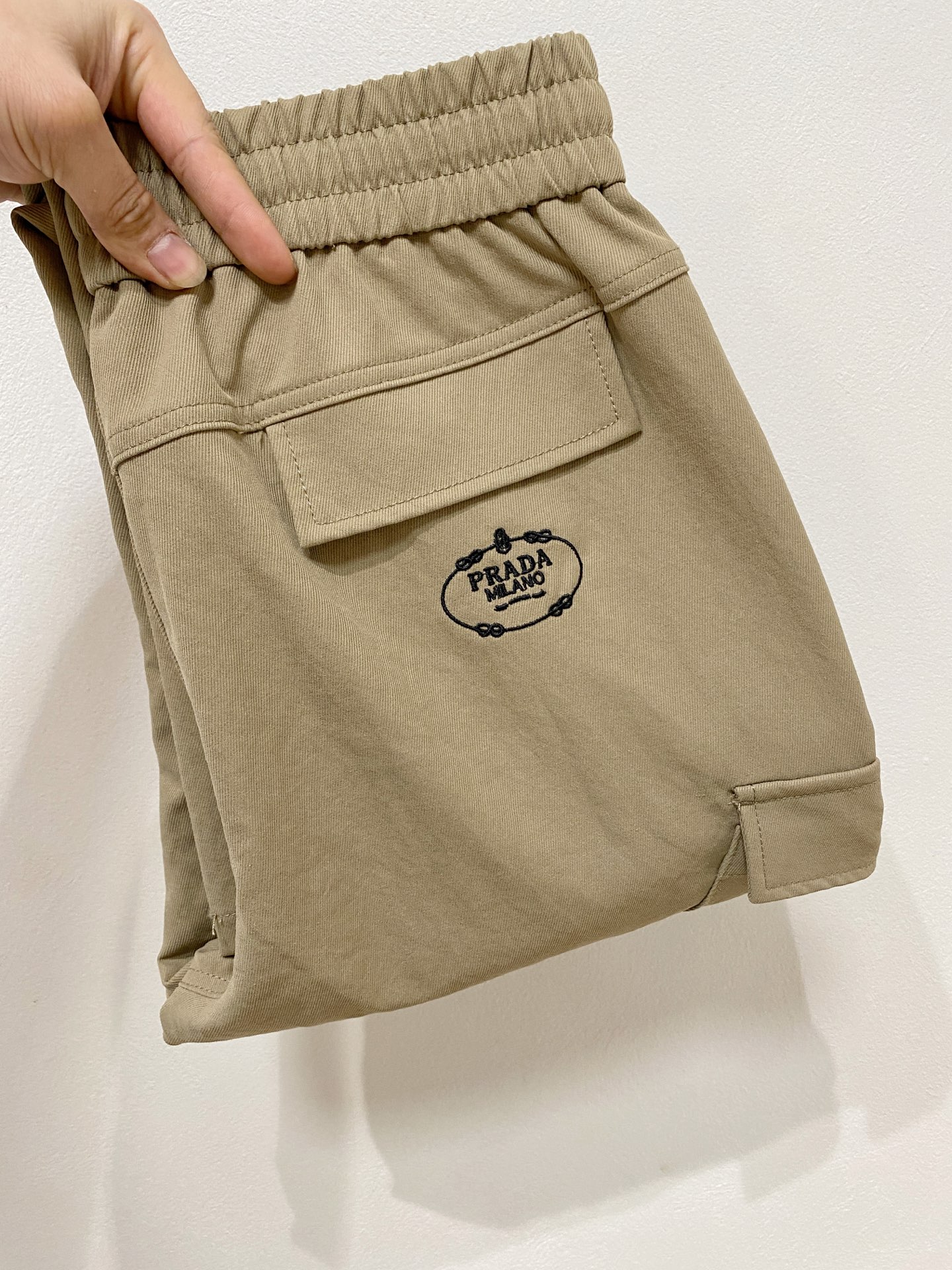 NO:691175,Prada [New Product] Early Autumn 25ss Casual Pants golden classic appears again, original order high-quality fashionable casual pants. Super versatile style. Exclusive customized fabric, very wide and stylish, close-fitting and comfortable. Original customization counter latest hardware accessories. Super beautiful version, upper body shows slender legs, lining and routing are impeccable, can be attended on any occasion, once again emphasize that the fabric is very, very classy! Code number 29-38,,prada,19860909普拉达【新品】早秋25ss休闲裤金典再次出现,原单订制高品质时尚休闲裤.超级百搭款.独家定制面料,挺阔有型,贴身舒适.原版定制专柜最新五金辅料.超靓版型、上身显腿修长,內里,走线都无可挑剔,任何场合都可出席,再次强调面料非常非常显档次！码数 29-38,,prada,,Men's clothing