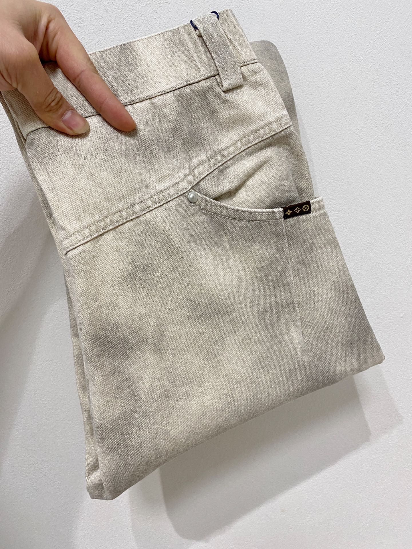 NO:691168,LV [New Product] Early Autumn 25ss Casual Pants golden classic appears again, original order high-quality fashionable casual pants. Super versatile style. Exclusive custom-made fabric, very wide and stylish, close-fitting and comfortable. The latest hardware accessories from the original custom counter. Super beautiful shape, the upper body shows slender legs, the lining and routing are impeccable, you can attend any occasion, and once again emphasize that the fabric is very, very classy! Code number 29-38,,louis vuitton,19860909LV【新品】早秋25ss休闲裤金典再次出现,原单订制高品质时尚休闲裤.超级百搭款.独家定制面料,挺阔有型,贴身舒适.原版定制专柜最新五金辅料.超靓版型、上身显腿修长,內里,走线都无可挑剔,任何场合都可出席,再次强调面料非常非常显档次！码数 29-38,,louis vuitton,,Men's clothing