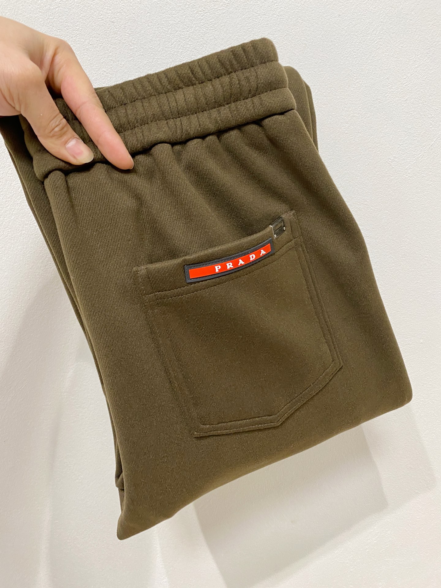 NO:691171,Prada [New Product] Early Autumn 25ss Casual Pants golden classic appears again, original order high-quality fashionable casual pants. Super versatile style. Exclusive customized fabric, very wide and stylish, close-fitting and comfortable. Original customization counter latest hardware accessories. Super beautiful version, upper body shows slender legs, lining and routing are impeccable, can be attended on any occasion, once again emphasize that the fabric is very, very classy! Code number 29-38,,prada,19860909普拉达【新品】早秋25ss休闲裤金典再次出现,原单订制高品质时尚休闲裤.超级百搭款.独家定制面料,挺阔有型,贴身舒适.原版定制专柜最新五金辅料.超靓版型、上身显腿修长,內里,走线都无可挑剔,任何场合都可出席,再次强调面料非常非常显档次！码数 29-38,,prada,,Men's clothing