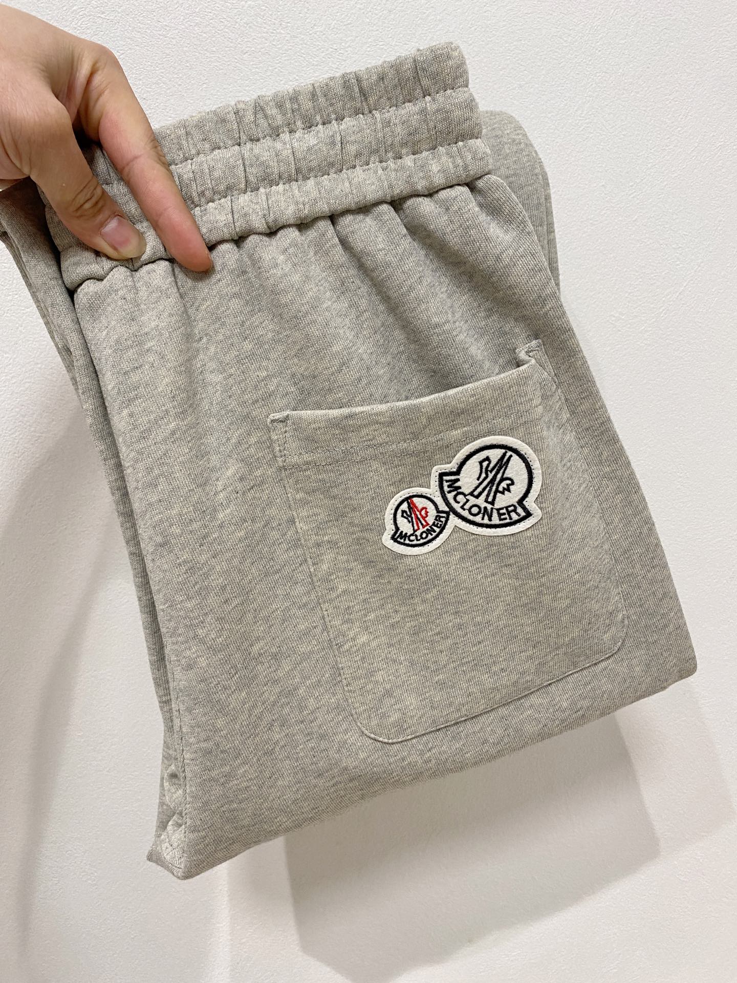 NO:691169,Mengkou [New Product] The Golden Classic of Early Autumn 25ss Casual Pants appears again, original order high-quality fashionable casual pants. Super versatile style. Exclusively customized fabric, very wide and stylish, close-fitting and comfortable. The latest hardware accessories from the original custom counter. Super beautiful shape, the upper body shows slender legs, the lining and routing are impeccable, you can attend any occasion, and once again emphasize that the fabric is very, very classy! Size 29-38,,Moncler,19860909蒙口【新品】早秋25ss休闲裤金典再次出现,原单订制高品质时尚休闲裤.超级百搭款.独家定制面料,挺阔有型,贴身舒适.原版定制专柜最新五金辅料.超靓版型、上身显腿修长,內里,走线都无可挑剔,任何场合都可出席,再次强调面料非常非常显档次！码数 29-38,,Moncler,,Men's clothing