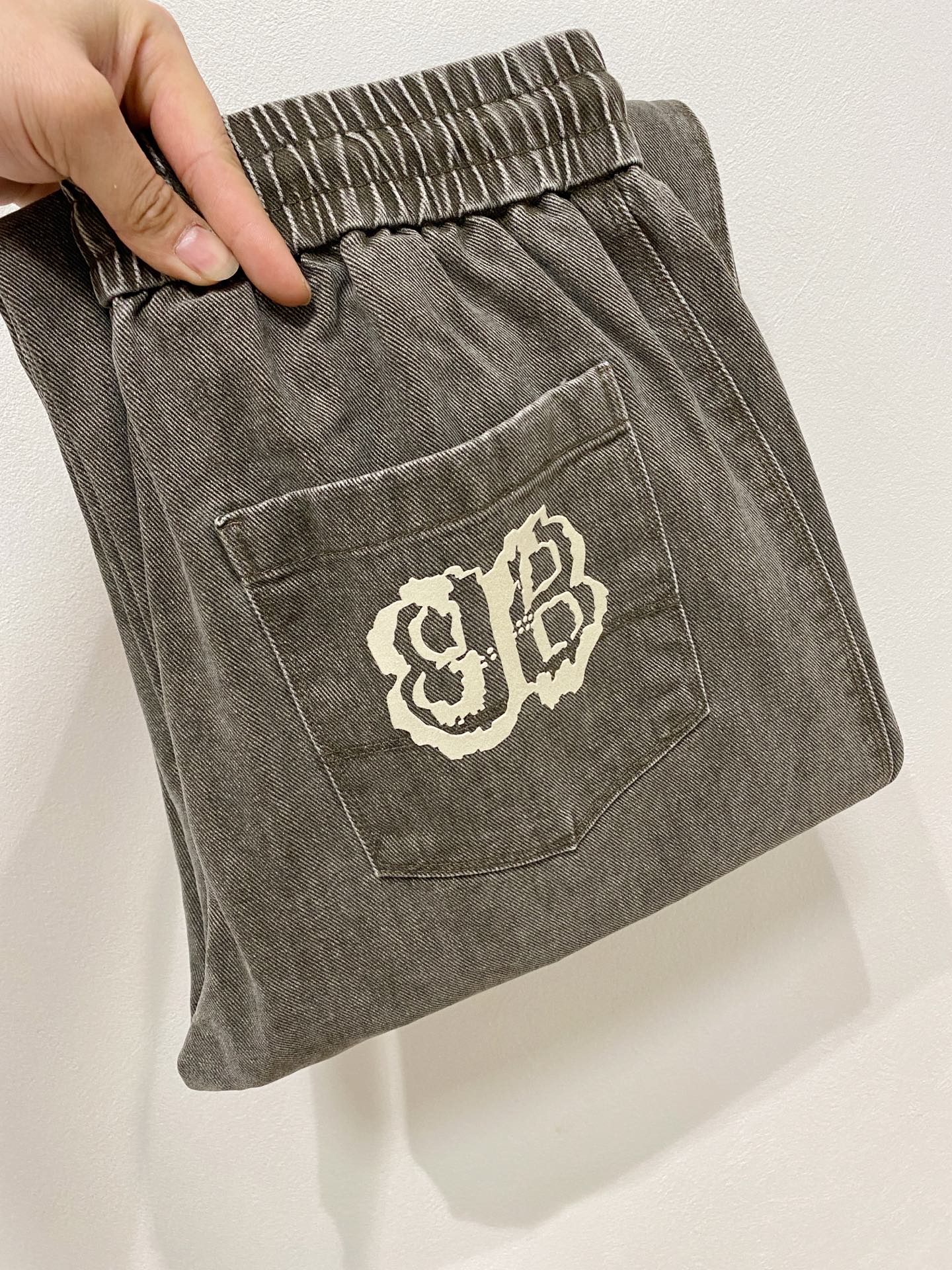 NO:691187,Balenciaga [New Product] Early Autumn 25ss Casual Pants golden classic appears again, original order high-quality fashionable casual pants. Super versatile style. Exclusive custom-made fabric, very wide and stylish, close-fitting and comfortable. Original custom-made counter latest hardware accessories. Super beautiful version, the upper body shows slender legs, the lining and routing are impeccable, you can attend any occasion, and once again emphasize that the fabric is very, very classy! Code number 29-38,,balenciaga,19860909巴黎世家【新品】早秋25ss休闲裤金典再次出现,原单订制高品质时尚休闲裤.超级百搭款.独家定制面料,挺阔有型,贴身舒适.原版定制专柜最新五金辅料.超靓版型、上身显腿修长,內里,走线都无可挑剔,任何场合都可出席,再次强调面料非常非常显档次！码数 29-38,,balenciaga,,Men's clothing