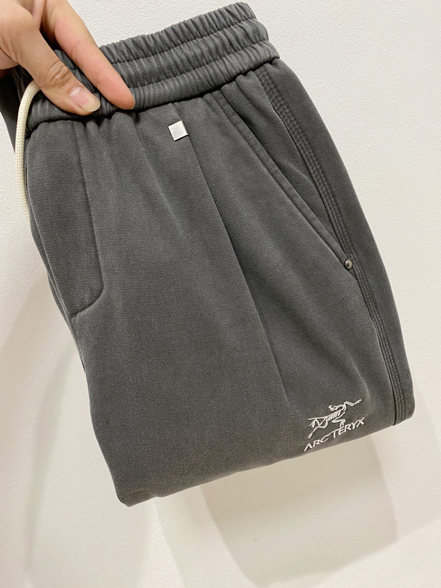 NO:691173,Arc'teryx [New Product] Early Autumn 25ss Casual Pants golden classic appears again, original order high-quality fashionable casual pants. Super versatile style. Exclusive customized fabric, very wide and stylish, close-fitting and comfortable. Original custom counter latest hardware accessories. Super beautiful version, the upper body shows slender legs, the lining and routing are impeccable, you can attend any occasion, once again emphasize that the fabric is very, very classy! Code number 29-38,arc'teryx,19860909始祖鸟【新品】早秋25ss休闲裤金典再次出现,原单订制高品质时尚休闲裤.超级百搭款.独家定制面料,挺阔有型,贴身舒适.原版定制专柜最新五金辅料.超靓版型、上身显腿修长,內里,走线都无可挑剔,任何场合都可出席,再次强调面料非常非常显档次！码数 29-38,arc'teryx,,Men's clothing