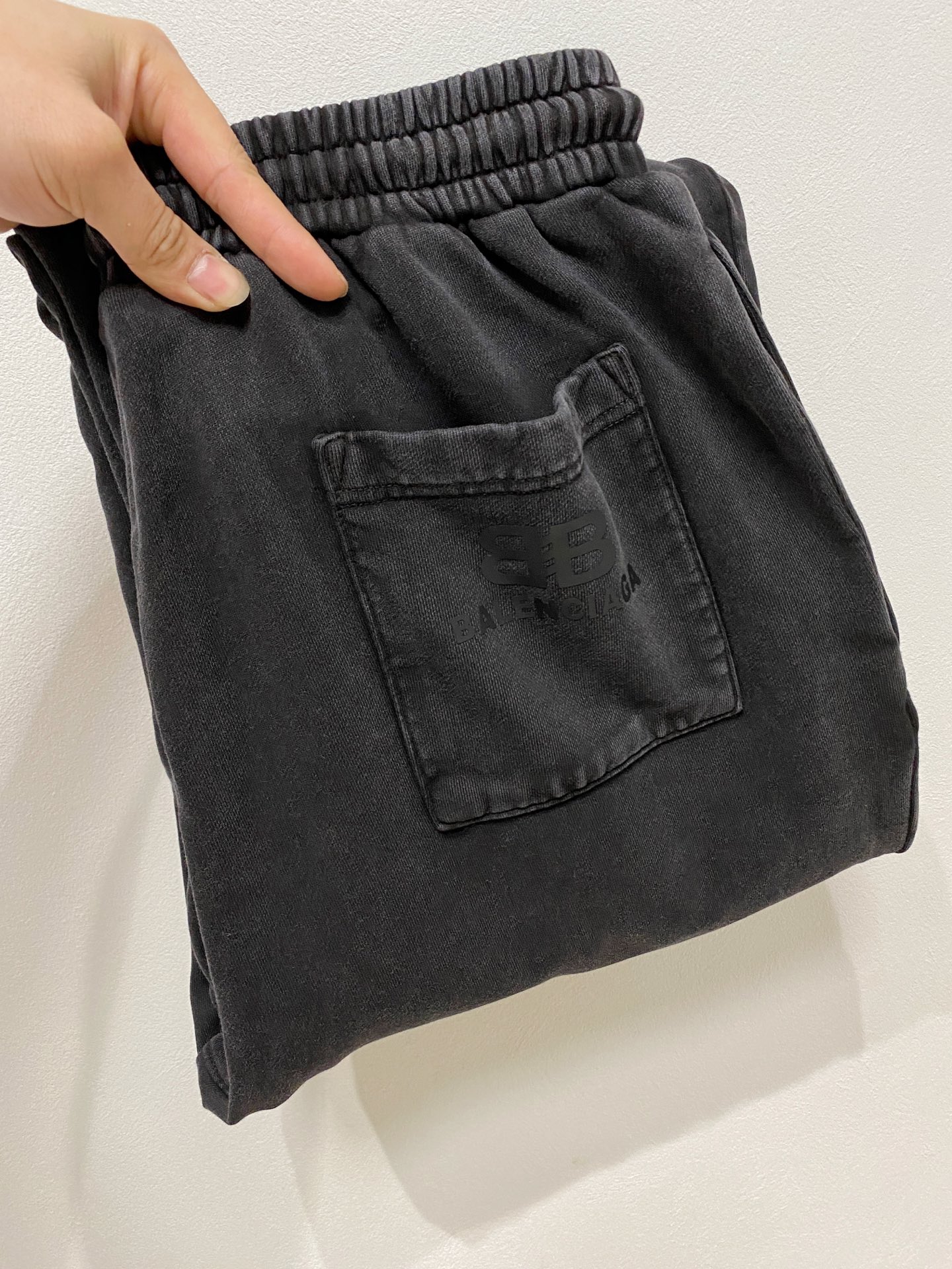 NO:691190,Balenciaga [New Product] Early Autumn 25ss Casual Pants golden classic appears again, original order high-quality fashionable casual pants. Super versatile style. Exclusive custom-made fabric, very wide and stylish, close-fitting and comfortable. Original custom-made counter latest hardware accessories. Super beautiful version, the upper body shows slender legs, the lining and routing are impeccable, you can attend any occasion, and once again emphasize that the fabric is very, very classy! Size S-2Xl,,balenciaga,19860909巴黎世家【新品】早秋25ss休闲裤金典再次出现,原单订制高品质时尚休闲裤.超级百搭款.独家定制面料,挺阔有型,贴身舒适.原版定制专柜最新五金辅料.超靓版型、上身显腿修长,內里,走线都无可挑剔,任何场合都可出席,再次强调面料非常非常显档次！码数 S-2Xl,,balenciaga,,Men's clothing