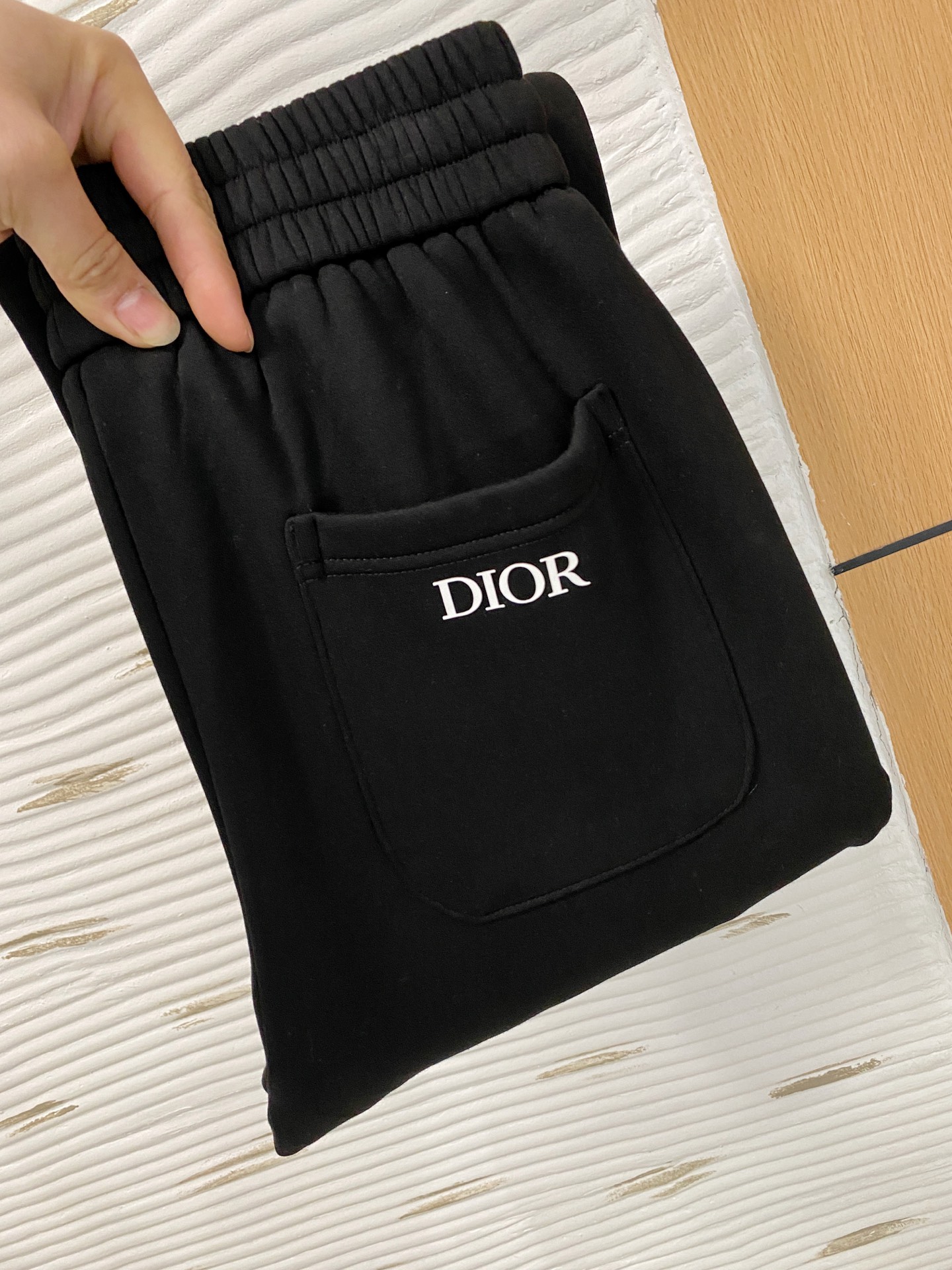 NO:662625,Dior DIor 2025SS autumn and winter plus velvet, straight-leg micro-wide version to keep warm without looking bloated. New fashionable straight-leg casual pants, made of high-quality pure cotton plus velvet fabrics, warm and comfortable, with precision dense needle embroidery logo, creating a sense of simple lines, not picky. Customized hardware accessories are provided, exquisite craftsmanship, super correct version, and excellent upper body effect. Straight-leg micro-wide version!  !  Color Black Gray Size M-3XL!  ,,dior,dior, 19860909迪奥 DIor 2025SS秋冬加绒 直筒微阔版型保暖不显臃肿 新品时尚直筒休闲裤,臻选优质纯棉加绒面料打造,保暖舒适,精工密针刺绣标识,缔造简约线条感,版型不挑人,客供定制五金辅料,工艺精湛,版型超正,上身效果极佳 直筒微阔版型 ！！ 颜色黑色 灰色 码数M-3XL！,,dior,dior, ,Men's clothing