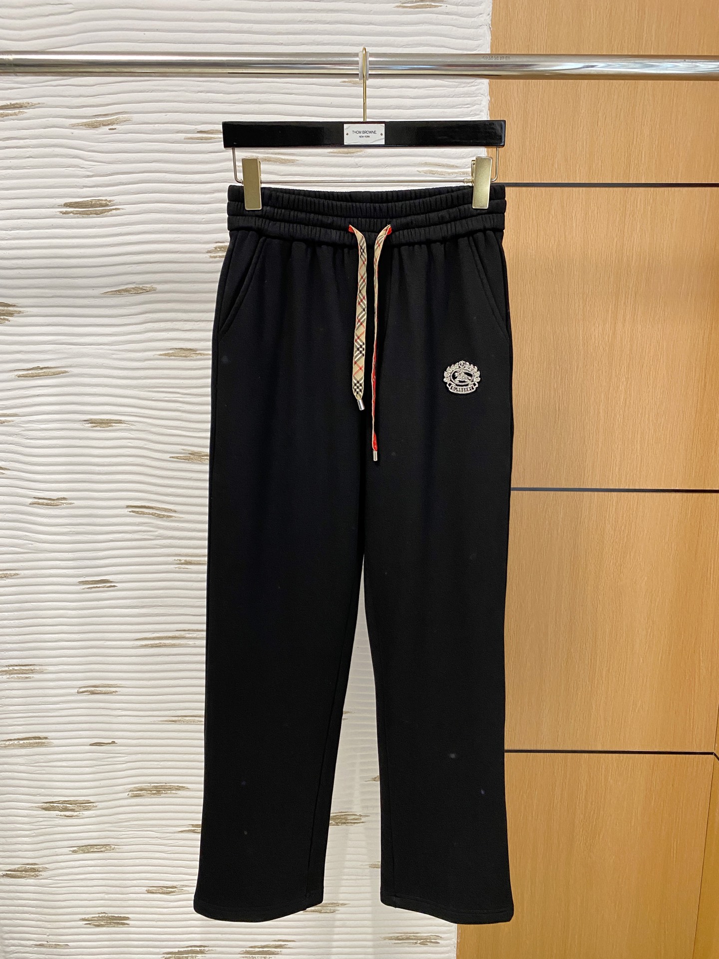 NO:703616,Burberry SS autumn and winter plus velvet, straight-leg micro-wide version to keep warm without looking bloated. New fashion straight-leg casual pants, made of high-quality pure cotton plus velvet fabrics, warm and comfortable. Seiko dense needle embroidery logo, creating a sense of simple lines, the version is not picky, customized hardware accessories are provided, exquisite craftsmanship, super correct version, excellent upper body effect. Straight-leg micro-wide version!  !  Color Black Gray Size M-3XL!  ,,burberry,burberry,19860909巴宝莉 burberry SS秋冬加绒 直筒微阔版型保暖不显臃肿 新品时尚直筒休闲裤,臻选优质纯棉加绒面料打造,保暖舒适,精工密针刺绣标识,缔造简约线条感,版型不挑人,客供定制五金辅料,工艺精湛,版型超正,上身效果极佳 直筒微阔版型 ！！ 颜色黑色 灰色 码数M-3XL！,,burberry,burberry,,Men's clothing