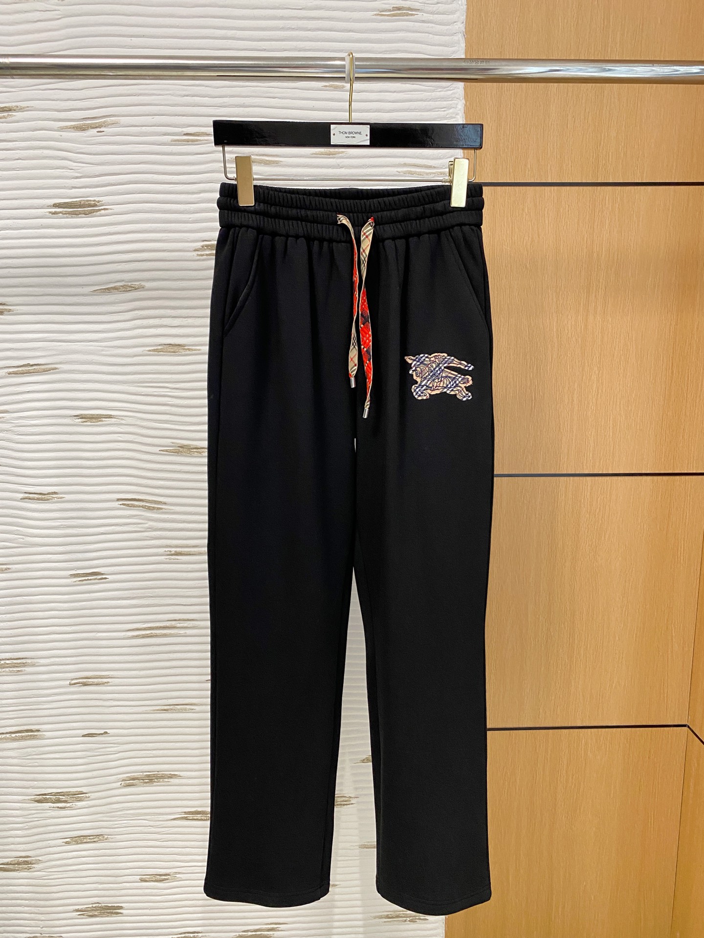 NO:703613,Burberry SS autumn and winter plus velvet, straight-leg micro-wide version to keep warm without looking bloated. New fashion straight-leg casual pants, made of high-quality pure cotton plus velvet fabrics, warm and comfortable. Seiko dense needle embroidery logo, creating a sense of simple lines, the version is not picky, customized hardware accessories are provided, exquisite craftsmanship, super correct version, excellent upper body effect. Straight-leg micro-wide version!  !  Color Black Gray Size M-3XL!  ,,burberry,burberry,19860909巴宝莉 burberry SS秋冬加绒 直筒微阔版型保暖不显臃肿 新品时尚直筒休闲裤,臻选优质纯棉加绒面料打造,保暖舒适,精工密针刺绣标识,缔造简约线条感,版型不挑人,客供定制五金辅料,工艺精湛,版型超正,上身效果极佳 直筒微阔版型 ！！ 颜色黑色 灰色 码数M-3XL！,,burberry,burberry,,Men's clothing