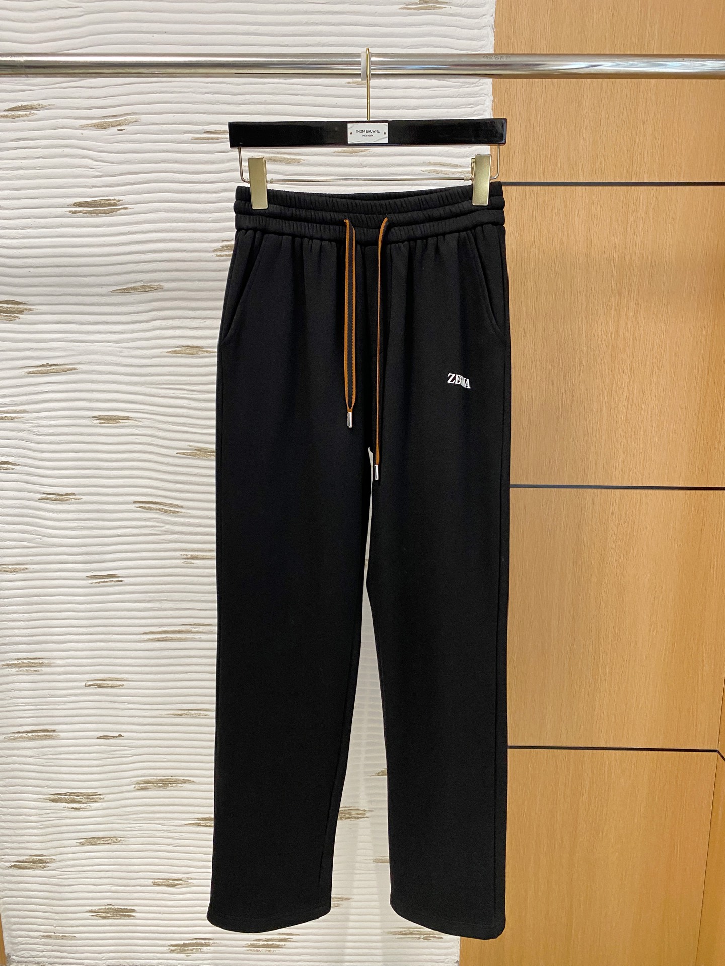 NO:703611,Zegna SS autumn and winter plus velvet, straight and slightly wide version to keep warm without looking bloated. New fashionable straight casual pants, made of high-quality pure cotton and velvet fabrics, warm and comfortable. Seiko dense needle embroidery logo, creating a sense of simple lines, the version is not picky, customized hardware accessories are provided, exquisite craftsmanship, super correct version, excellent upper body effect. Straight and slightly wide version!  !  Color Black Gray Size M-3XL!  ,,zegna,19860909杰尼亚 zegna SS秋冬加绒 直筒微阔版型保暖不显臃肿 新品时尚直筒休闲裤,臻选优质纯棉加绒面料打造,保暖舒适,精工密针刺绣标识,缔造简约线条感,版型不挑人,客供定制五金辅料,工艺精湛,版型超正,上身效果极佳 直筒微阔版型 ！！ 颜色黑色 灰色 码数M-3XL！,,zegna,,Men's clothing