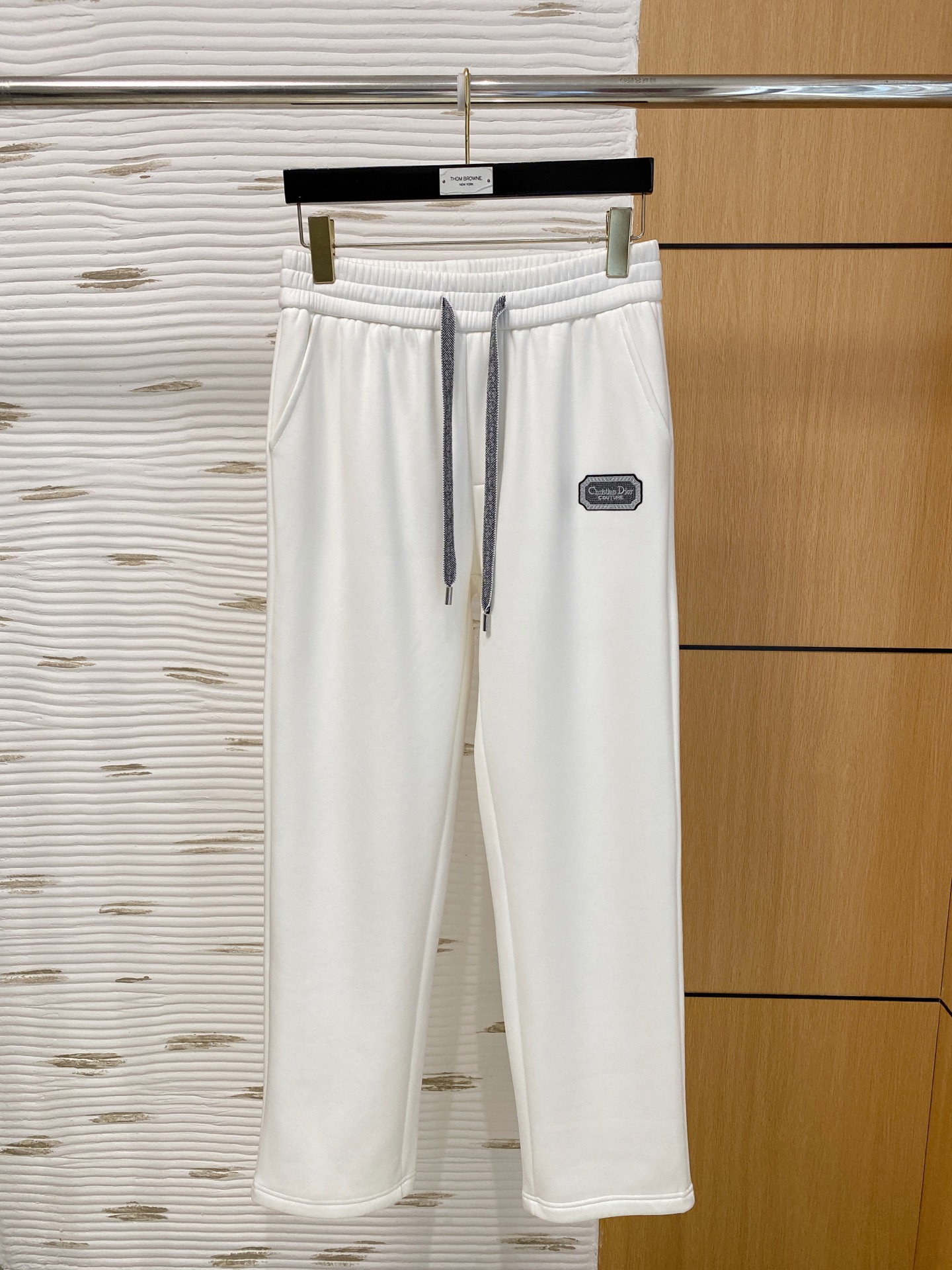 NO:703624,Dior DIor SS autumn and winter plus velvet, straight-leg micro-wide version to keep warm without looking bloated. New fashionable straight-leg casual pants, made of high-quality pure cotton plus velvet fabrics, warm and comfortable. Seiko dense needle embroidery logo creates a sense of simple lines. The version is not picky. Customized hardware and accessories are provided. The workmanship is exquisite, the version is super correct, and the upper body effect is excellent. Straight-leg micro-wide version!  !  Color Black Gray White Size M-3XL!  ,,dior,dior,19860909迪奥 DIor SS秋冬加绒 直筒微阔版型保暖不显臃肿 新品时尚直筒休闲裤,臻选优质纯棉加绒面料打造,保暖舒适,精工密针刺绣标识,缔造简约线条感,版型不挑人,客供定制五金辅料,工艺精湛,版型超正,上身效果极佳 直筒微阔版型 ！！ 颜色黑色 灰色 白色 码数M-3XL！,,dior,dior,,Men's clothing