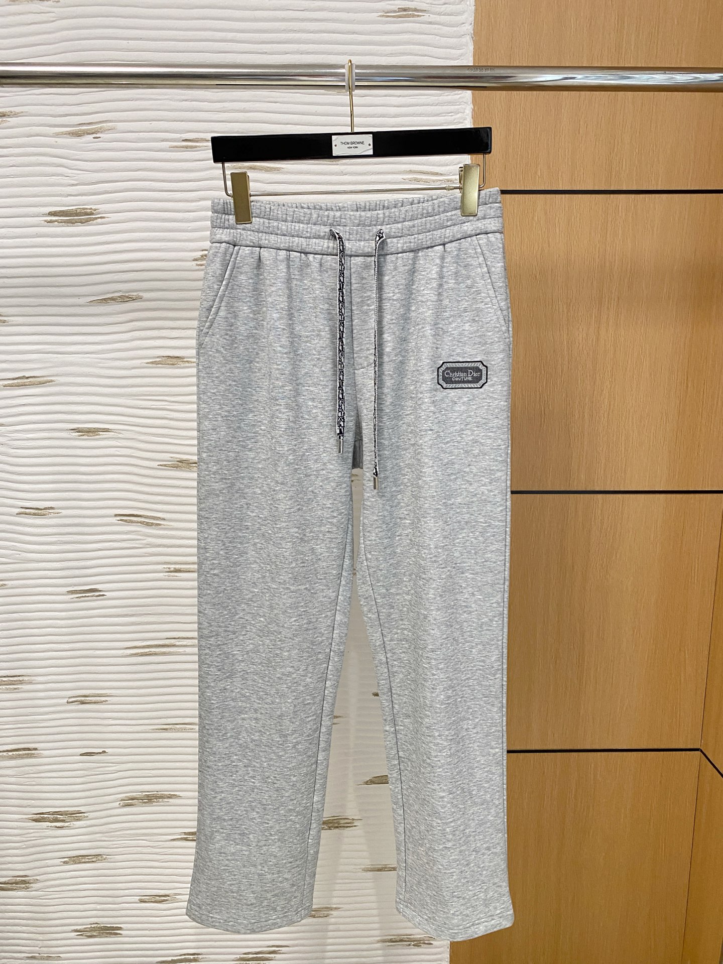 NO:703625,Dior DIor SS autumn and winter plus velvet, straight-leg micro-wide version to keep warm without looking bloated. New fashionable straight-leg casual pants, made of high-quality pure cotton plus velvet fabrics, warm and comfortable. Seiko dense needle embroidery logo creates a sense of simple lines. The version is not picky. Customized hardware and accessories are provided. The workmanship is exquisite, the version is super correct, and the upper body effect is excellent. Straight-leg micro-wide version!  !  Color Black Gray Size M-3XL!  ,,dior,dior,19860909迪奥 DIor SS秋冬加绒 直筒微阔版型保暖不显臃肿 新品时尚直筒休闲裤,臻选优质纯棉加绒面料打造,保暖舒适,精工密针刺绣标识,缔造简约线条感,版型不挑人,客供定制五金辅料,工艺精湛,版型超正,上身效果极佳 直筒微阔版型 ！！ 颜色黑色 灰色 码数M-3XL！,,dior,dior,,Men's clothing