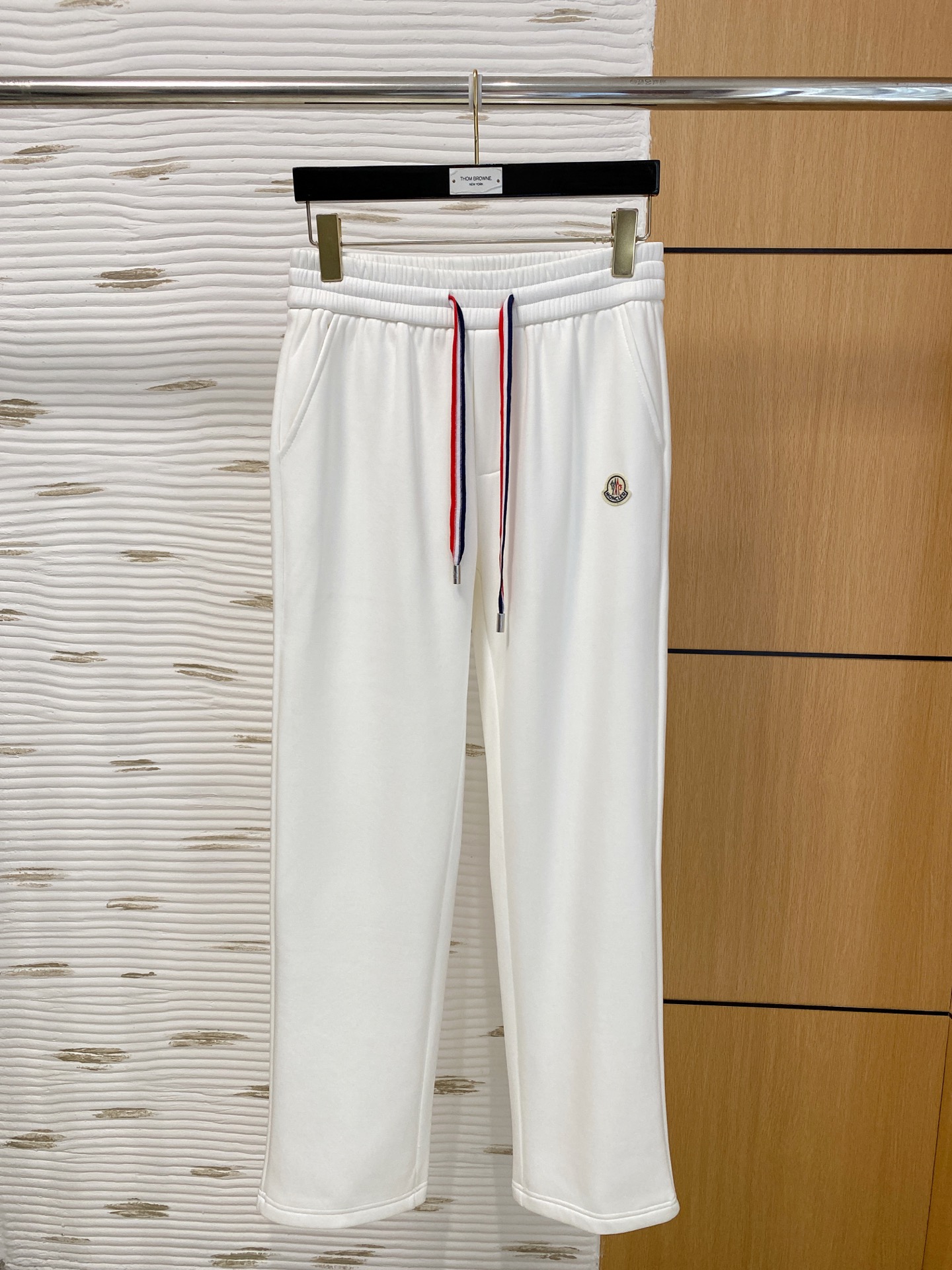 NO:703619,Moncler SS autumn and winter plus velvet, straight-leg micro-wide version to keep warm without looking bloated. New fashion straight-leg casual pants, made of high-quality pure cotton plus velvet fabrics, warm and comfortable, precision needle embroidery logo, creating a sense of simple lines, the version is not picky, customized hardware accessories are provided, exquisite craftsmanship, super correct version, excellent upper body effect Straight-leg micro-wide version!  !  Color Black Gray Size M-3XL!  ,,Moncler,19860909蒙口 moncler SS秋冬加绒 直筒微阔版型保暖不显臃肿 新品时尚直筒休闲裤,臻选优质纯棉加绒面料打造,保暖舒适,精工密针刺绣标识,缔造简约线条感,版型不挑人,客供定制五金辅料,工艺精湛,版型超正,上身效果极佳 直筒微阔版型 ！！ 颜色黑色 灰色 码数M-3XL！,,Moncler,,Men's clothing