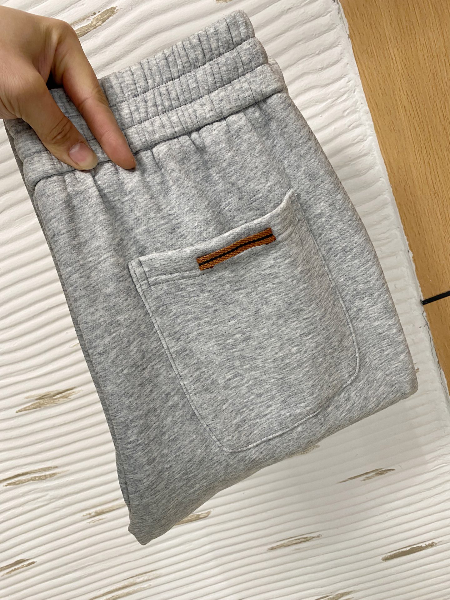 NO:662634,Zegna zegna 2025SS autumn and winter plus velvet, straight-leg micro-wide version to keep warm without looking bloated. New fashion straight-leg casual pants, made of high-quality pure cotton plus velvet fabrics, warm and comfortable, finely crafted dense needle embroidery logo, creating a sense of simple lines, not picky. Customized hardware accessories, exquisite craftsmanship, super correct version, excellent upper body effect. Straight-leg micro-wide version!  !  Color Black Gray Size M-3XL!  ,,zegna, 19860909杰尼亚 zegna 2025SS秋冬加绒 直筒微阔版型保暖不显臃肿 新品时尚直筒休闲裤,臻选优质纯棉加绒面料打造,保暖舒适,精工密针刺绣标识,缔造简约线条感,版型不挑人,客供定制五金辅料,工艺精湛,版型超正,上身效果极佳 直筒微阔版型 ！！ 颜色黑色 灰色 码数M-3XL！,,zegna, ,Men's clothing