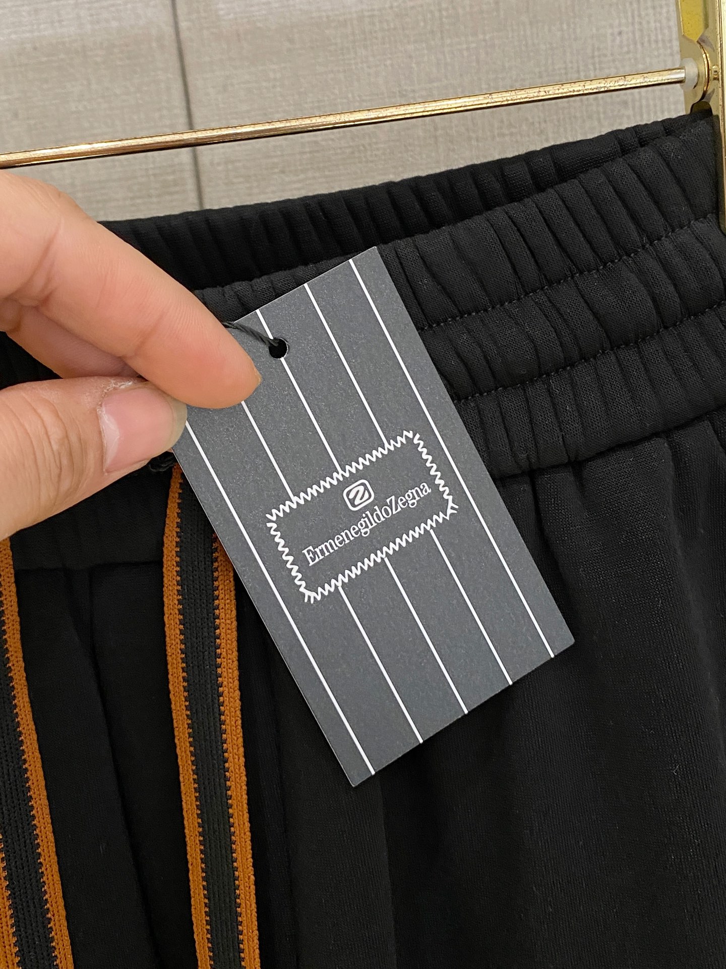 可年后退换 P230 杰尼亚 2025SS秋冬加绒  直筒微阔版型保暖不显臃肿  🔥新品时尚直筒休闲裤，臻选优质纯棉加绒面料打造，保暖舒适，精工密针刺绣标识，缔造简约线条感，版型不挑人，客供定制五金辅料，工艺精湛，版型超正，上身效果极佳 直筒微阔版型  ！！
颜色：黑色 灰色
码数：M-3XL！