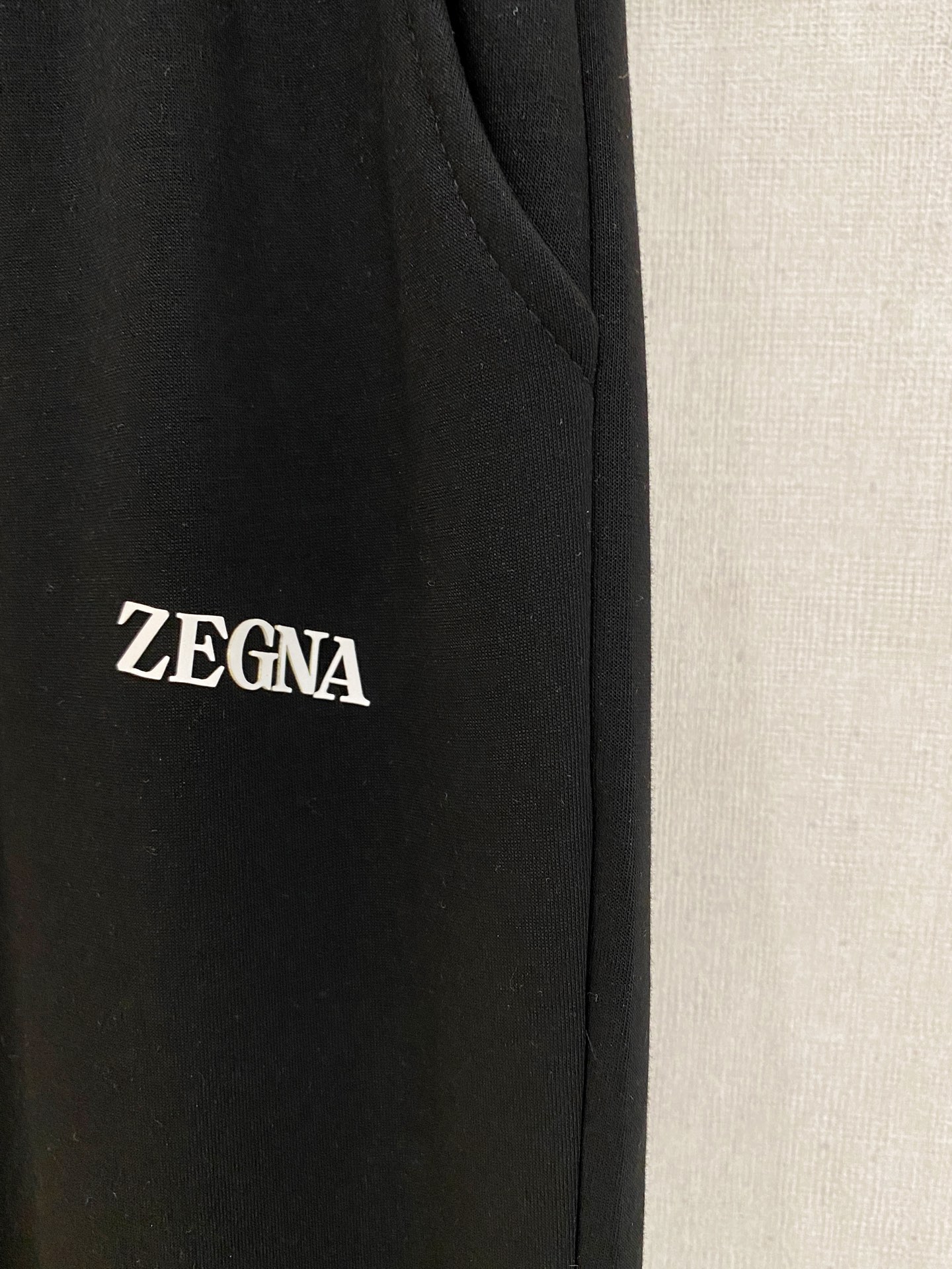 可年后退换 P230 杰尼亚 2025SS秋冬加绒  直筒微阔版型保暖不显臃肿  🔥新品时尚直筒休闲裤，臻选优质纯棉加绒面料打造，保暖舒适，精工密针刺绣标识，缔造简约线条感，版型不挑人，客供定制五金辅料，工艺精湛，版型超正，上身效果极佳 直筒微阔版型  ！！
颜色：黑色 灰色
码数：M-3XL！