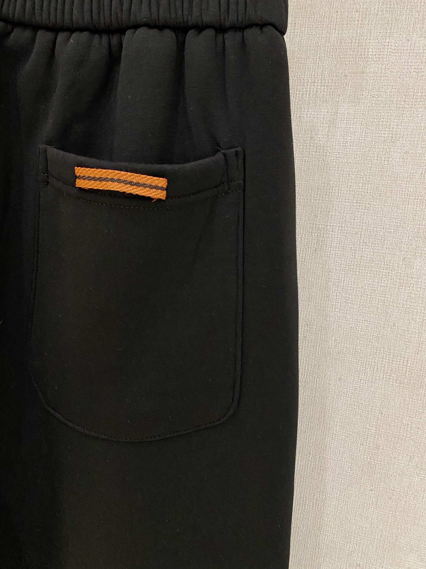 可年后退换 P230 杰尼亚 2025SS秋冬加绒  直筒微阔版型保暖不显臃肿  🔥新品时尚直筒休闲裤，臻选优质纯棉加绒面料打造，保暖舒适，精工密针刺绣标识，缔造简约线条感，版型不挑人，客供定制五金辅料，工艺精湛，版型超正，上身效果极佳 直筒微阔版型  ！！
颜色：黑色 灰色
码数：M-3XL！