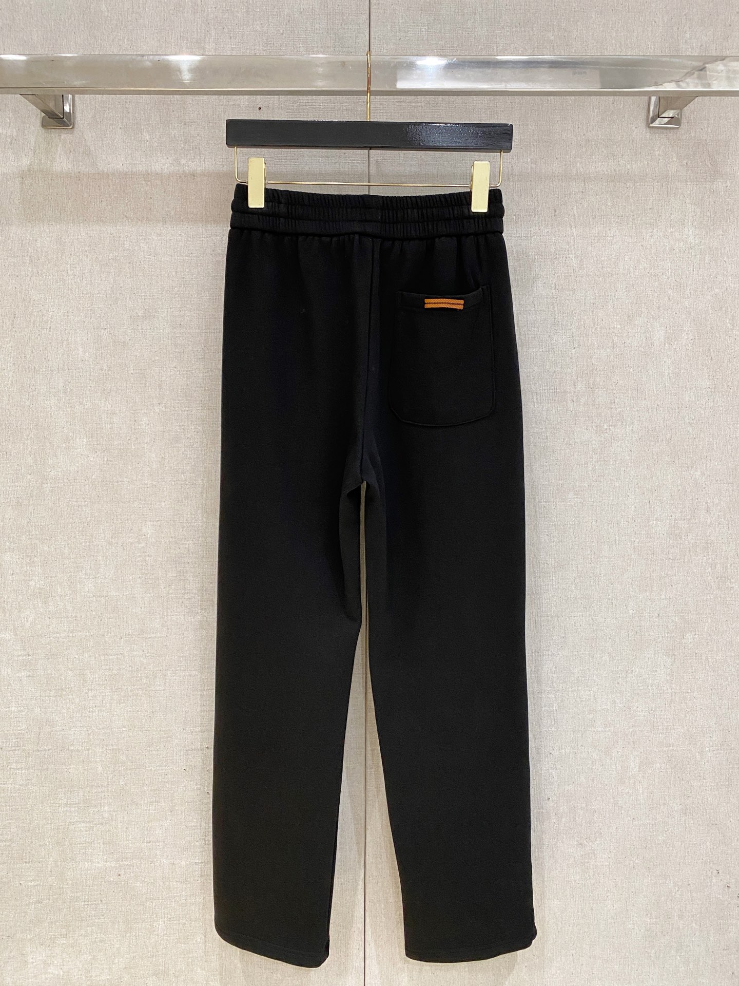 可年后退换 P230 杰尼亚 2025SS秋冬加绒  直筒微阔版型保暖不显臃肿  🔥新品时尚直筒休闲裤，臻选优质纯棉加绒面料打造，保暖舒适，精工密针刺绣标识，缔造简约线条感，版型不挑人，客供定制五金辅料，工艺精湛，版型超正，上身效果极佳 直筒微阔版型  ！！
颜色：黑色 灰色
码数：M-3XL！