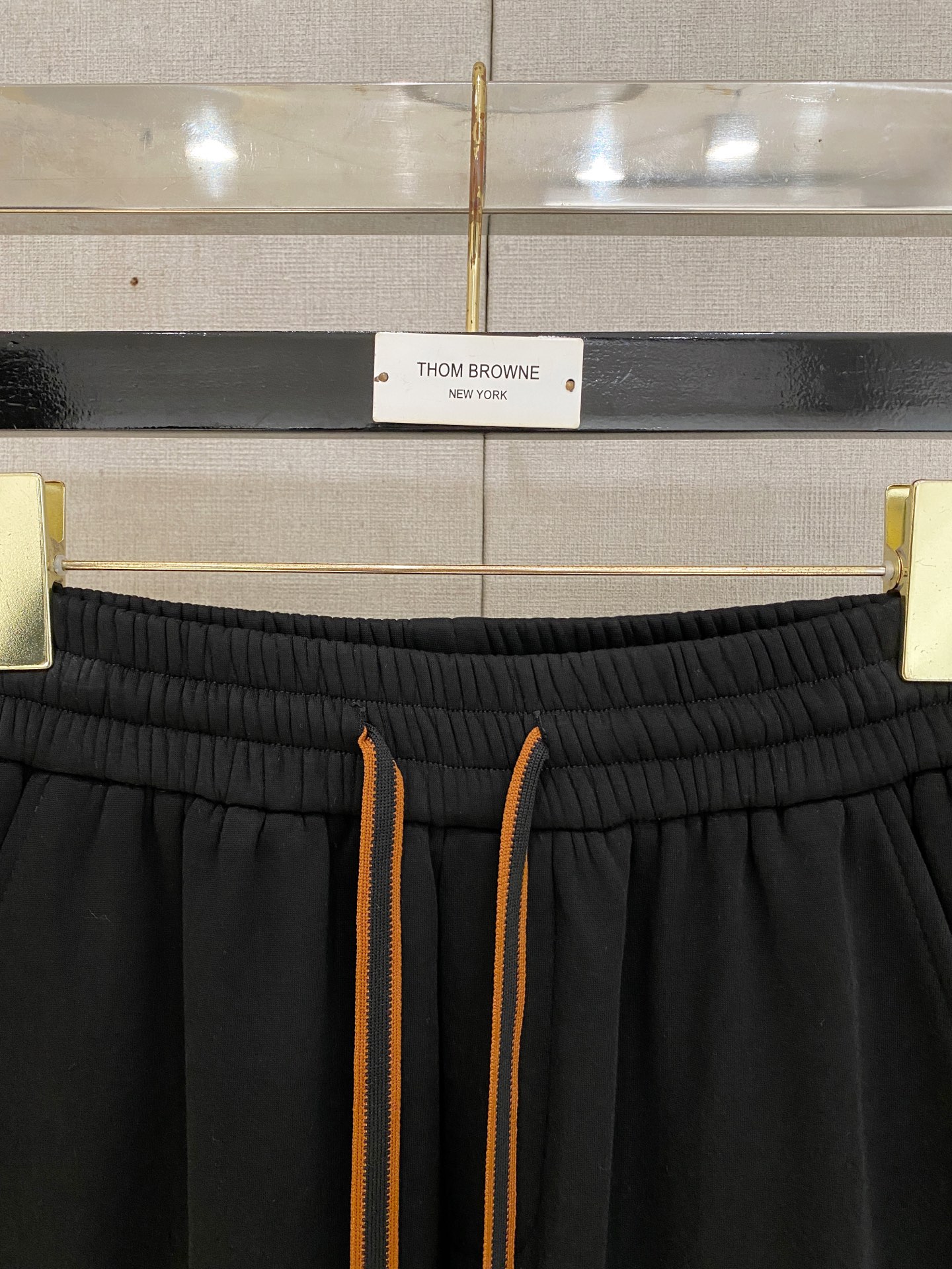 可年后退换 P230 杰尼亚 2025SS秋冬加绒  直筒微阔版型保暖不显臃肿  🔥新品时尚直筒休闲裤，臻选优质纯棉加绒面料打造，保暖舒适，精工密针刺绣标识，缔造简约线条感，版型不挑人，客供定制五金辅料，工艺精湛，版型超正，上身效果极佳 直筒微阔版型  ！！
颜色：黑色 灰色
码数：M-3XL！