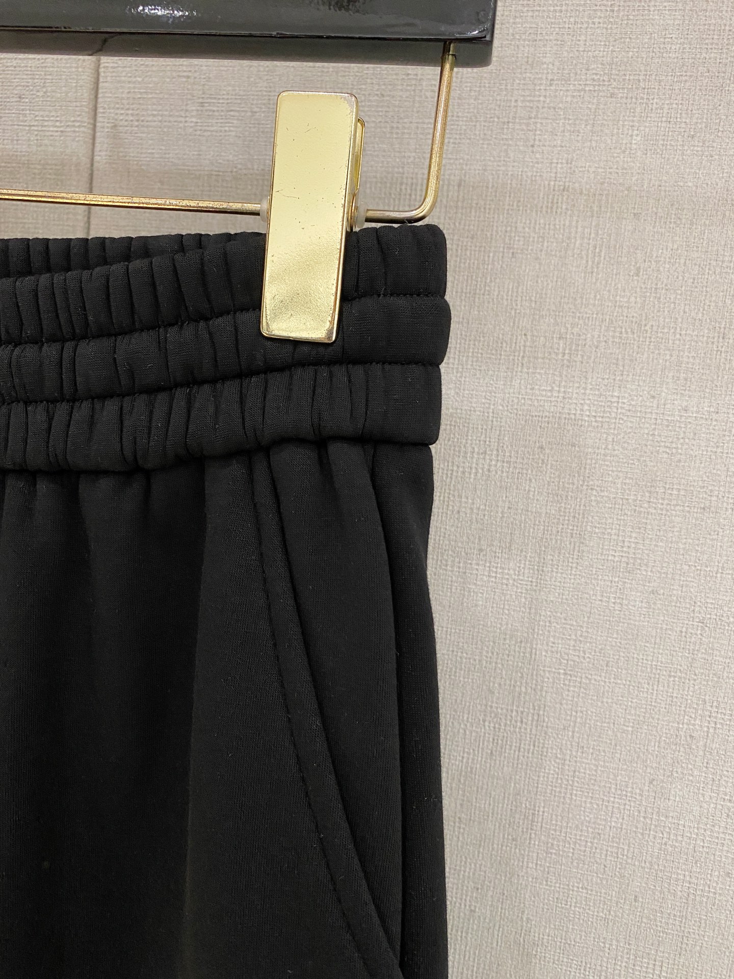 可年后退换 P230 杰尼亚 2025SS秋冬加绒  直筒微阔版型保暖不显臃肿  🔥新品时尚直筒休闲裤，臻选优质纯棉加绒面料打造，保暖舒适，精工密针刺绣标识，缔造简约线条感，版型不挑人，客供定制五金辅料，工艺精湛，版型超正，上身效果极佳 直筒微阔版型  ！！
颜色：黑色 灰色
码数：M-3XL！