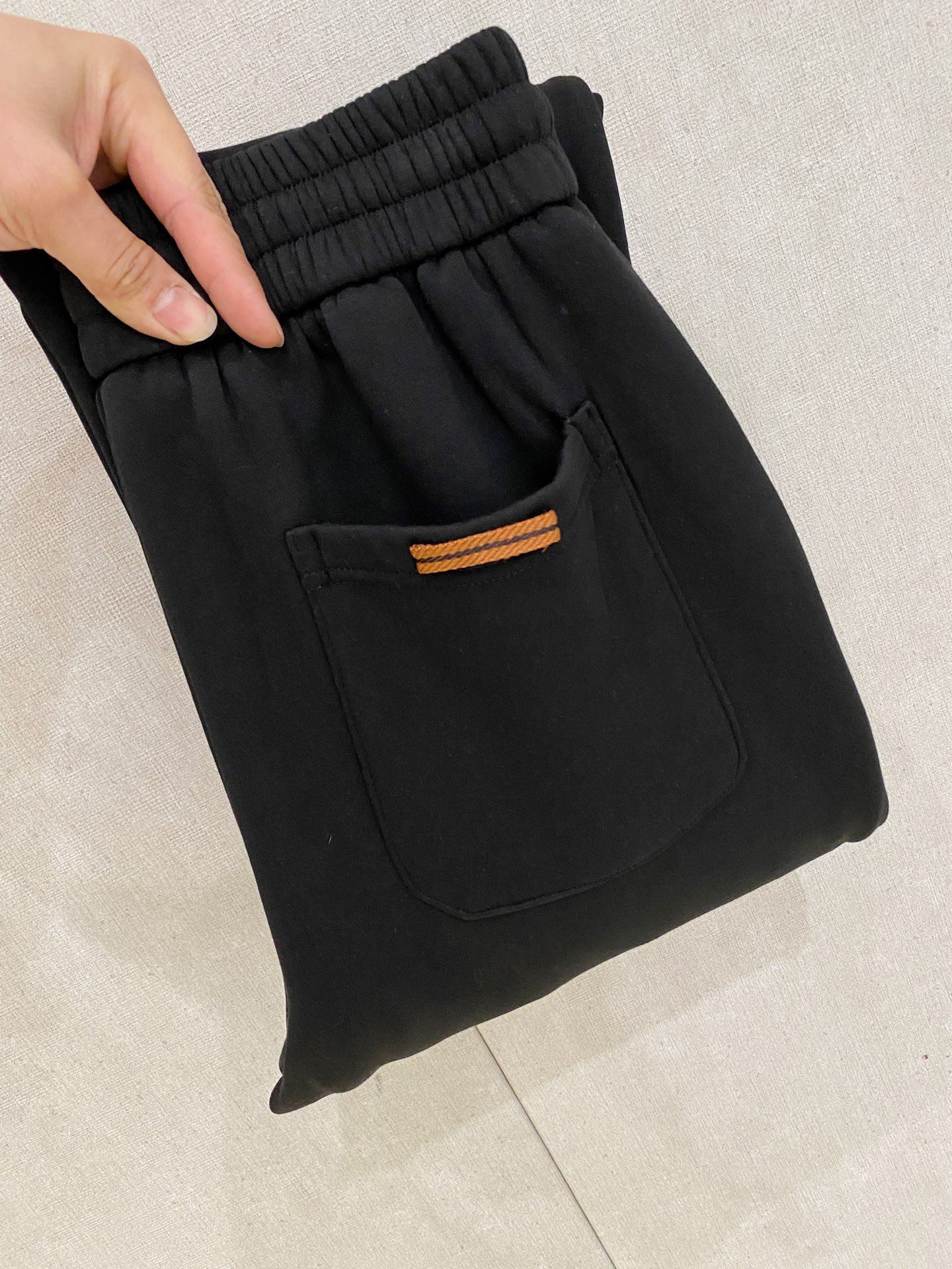 可年后退换 P230 杰尼亚 2025SS秋冬加绒  直筒微阔版型保暖不显臃肿  🔥新品时尚直筒休闲裤，臻选优质纯棉加绒面料打造，保暖舒适，精工密针刺绣标识，缔造简约线条感，版型不挑人，客供定制五金辅料，工艺精湛，版型超正，上身效果极佳 直筒微阔版型  ！！
颜色：黑色 灰色
码数：M-3XL！