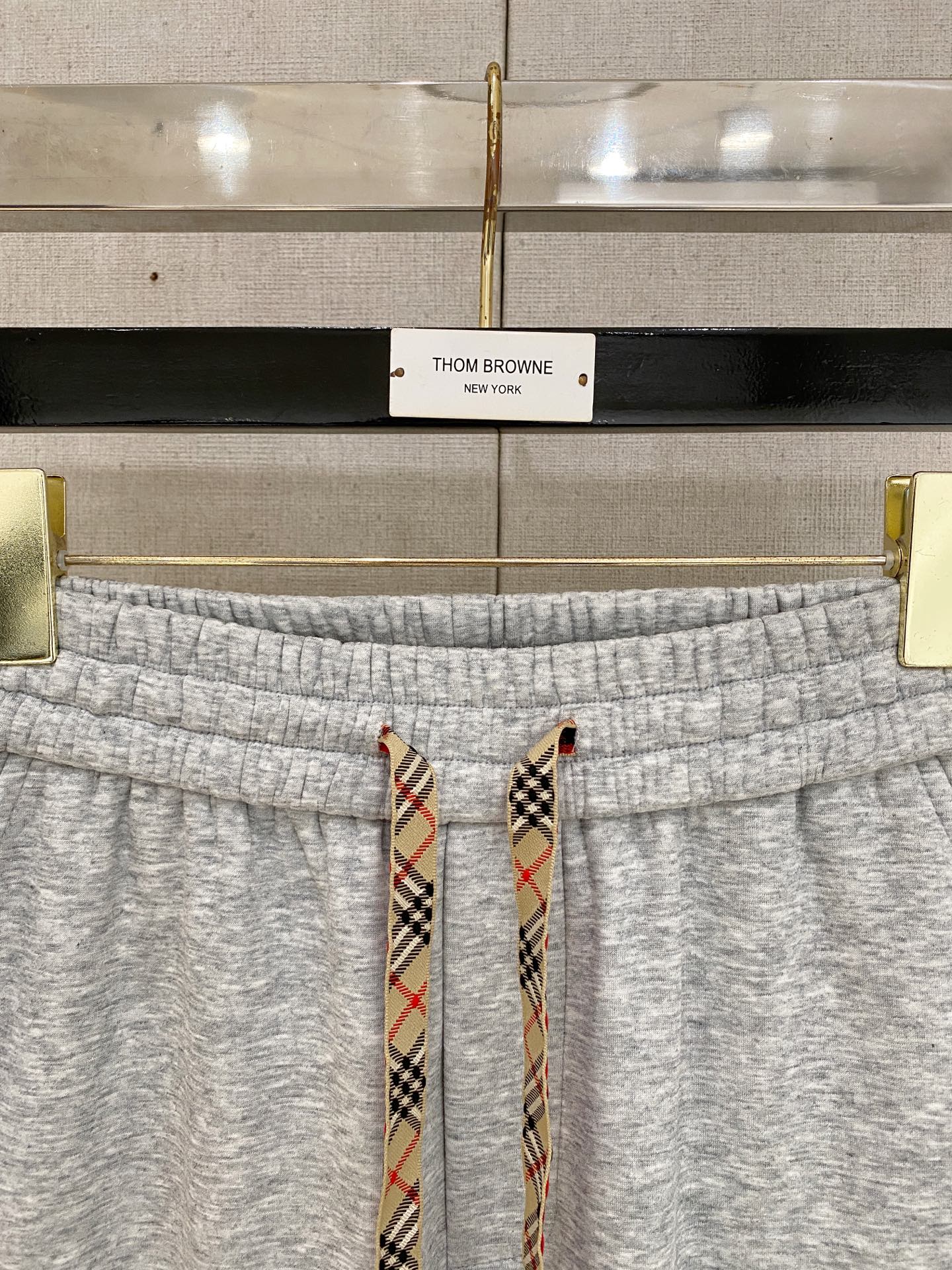 可年后退换 P230 巴宝莉  2025SS秋冬加绒  直筒微阔版型保暖不显臃肿  🔥新品时尚直筒休闲裤，臻选优质纯棉加绒面料打造，保暖舒适，精工密针刺绣标识，缔造简约线条感，版型不挑人，客供定制五金辅料，工艺精湛，版型超正，上身效果极佳 直筒微阔版型  ！！
颜色：黑色 灰色
码数：M-3XL！