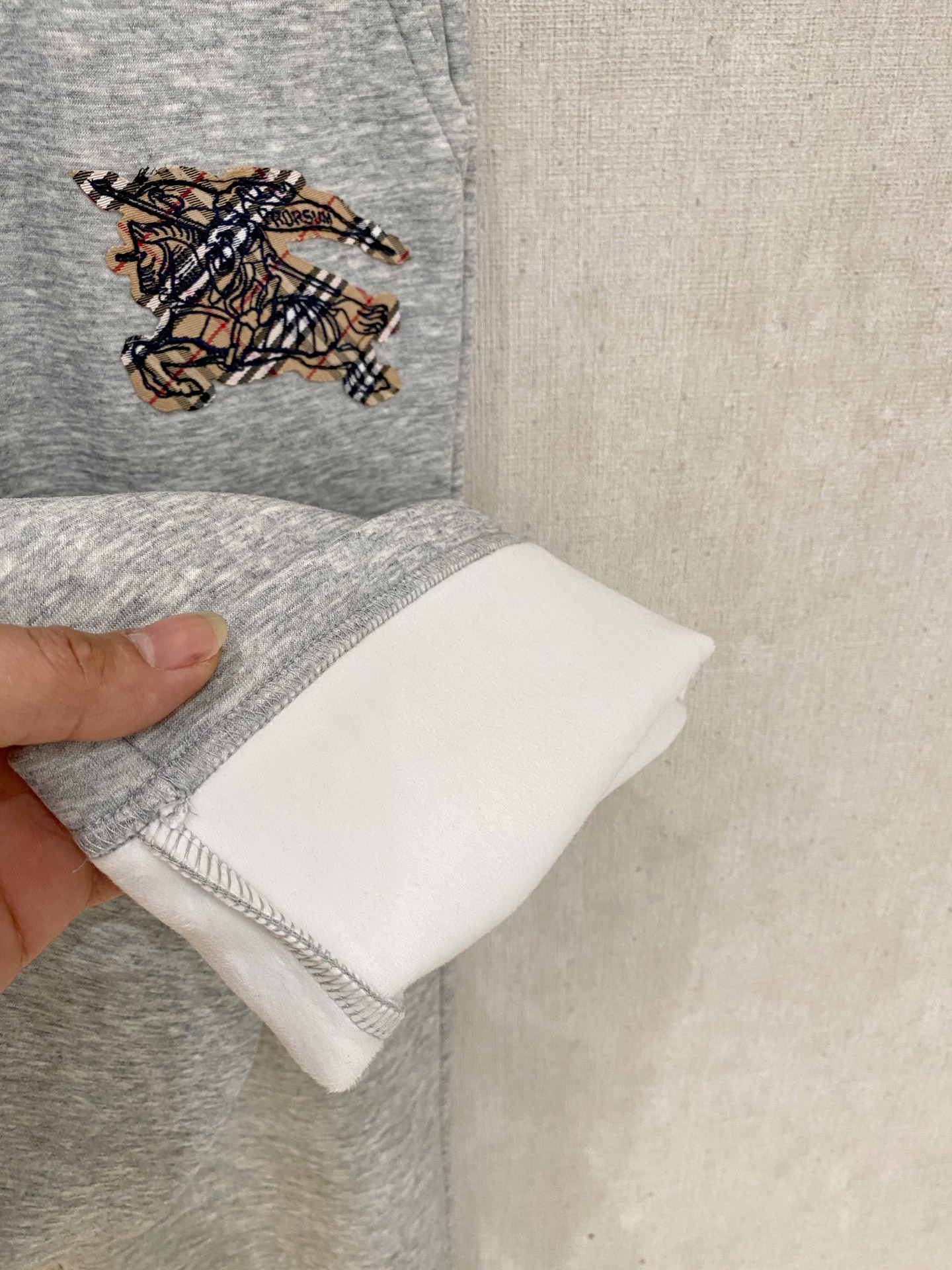 可年后退换 P230 巴宝莉  2025SS秋冬加绒  直筒微阔版型保暖不显臃肿  🔥新品时尚直筒休闲裤，臻选优质纯棉加绒面料打造，保暖舒适，精工密针刺绣标识，缔造简约线条感，版型不挑人，客供定制五金辅料，工艺精湛，版型超正，上身效果极佳 直筒微阔版型  ！！
颜色：黑色 灰色
码数：M-3XL！