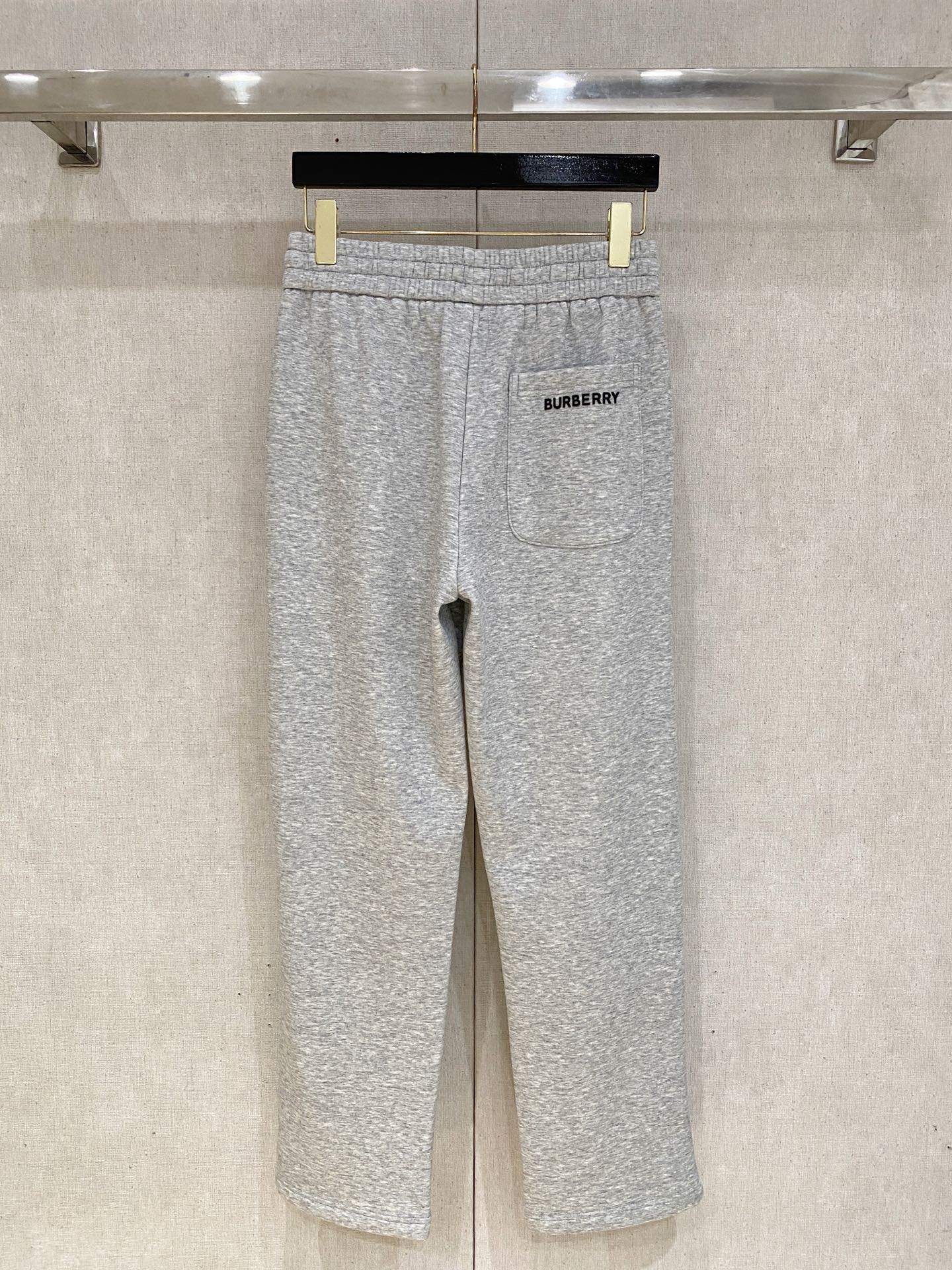 可年后退换 P230 巴宝莉  2025SS秋冬加绒  直筒微阔版型保暖不显臃肿  🔥新品时尚直筒休闲裤，臻选优质纯棉加绒面料打造，保暖舒适，精工密针刺绣标识，缔造简约线条感，版型不挑人，客供定制五金辅料，工艺精湛，版型超正，上身效果极佳 直筒微阔版型  ！！
颜色：黑色 灰色
码数：M-3XL！