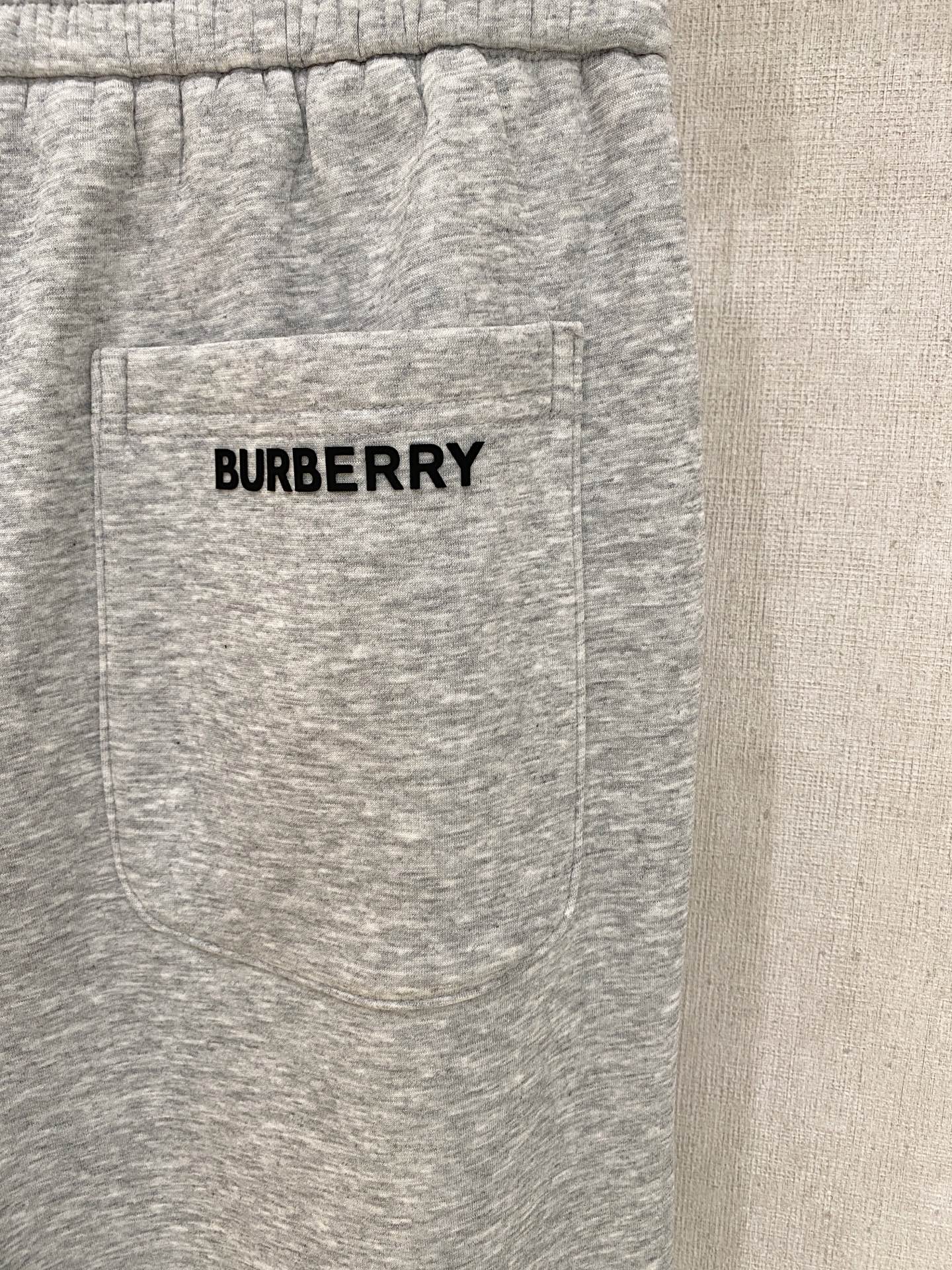 可年后退换 P230 巴宝莉  2025SS秋冬加绒  直筒微阔版型保暖不显臃肿  🔥新品时尚直筒休闲裤，臻选优质纯棉加绒面料打造，保暖舒适，精工密针刺绣标识，缔造简约线条感，版型不挑人，客供定制五金辅料，工艺精湛，版型超正，上身效果极佳 直筒微阔版型  ！！
颜色：黑色 灰色
码数：M-3XL！