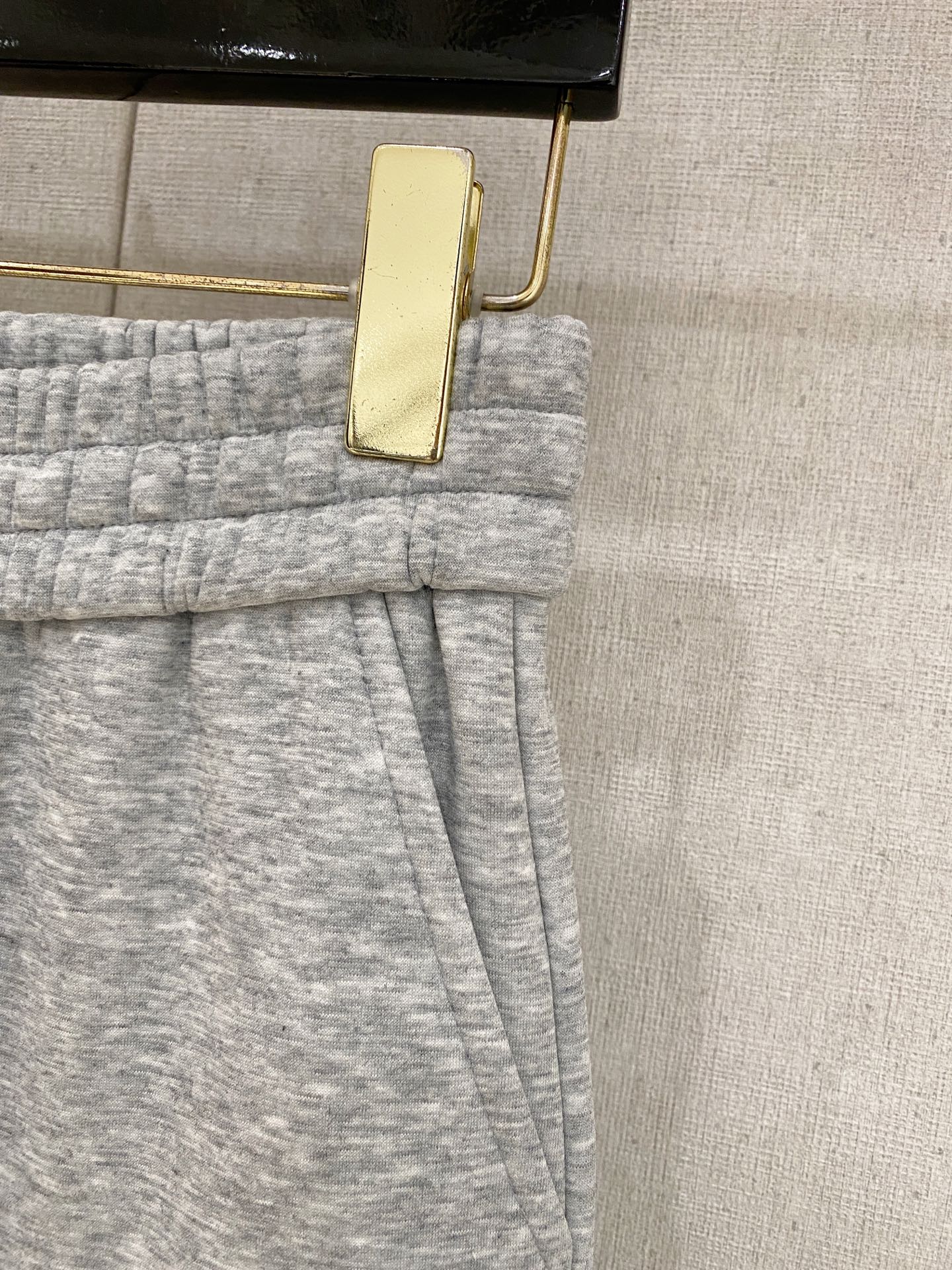 可年后退换 P230 巴宝莉  2025SS秋冬加绒  直筒微阔版型保暖不显臃肿  🔥新品时尚直筒休闲裤，臻选优质纯棉加绒面料打造，保暖舒适，精工密针刺绣标识，缔造简约线条感，版型不挑人，客供定制五金辅料，工艺精湛，版型超正，上身效果极佳 直筒微阔版型  ！！
颜色：黑色 灰色
码数：M-3XL！