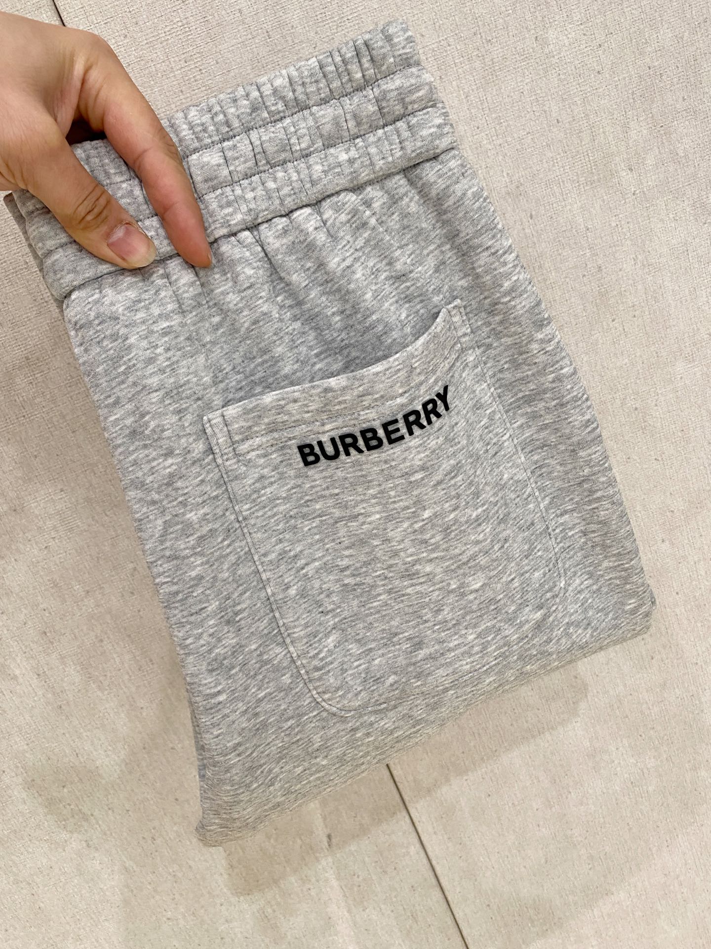 可年后退换 P230 巴宝莉  2025SS秋冬加绒  直筒微阔版型保暖不显臃肿  🔥新品时尚直筒休闲裤，臻选优质纯棉加绒面料打造，保暖舒适，精工密针刺绣标识，缔造简约线条感，版型不挑人，客供定制五金辅料，工艺精湛，版型超正，上身效果极佳 直筒微阔版型  ！！
颜色：黑色 灰色
码数：M-3XL！