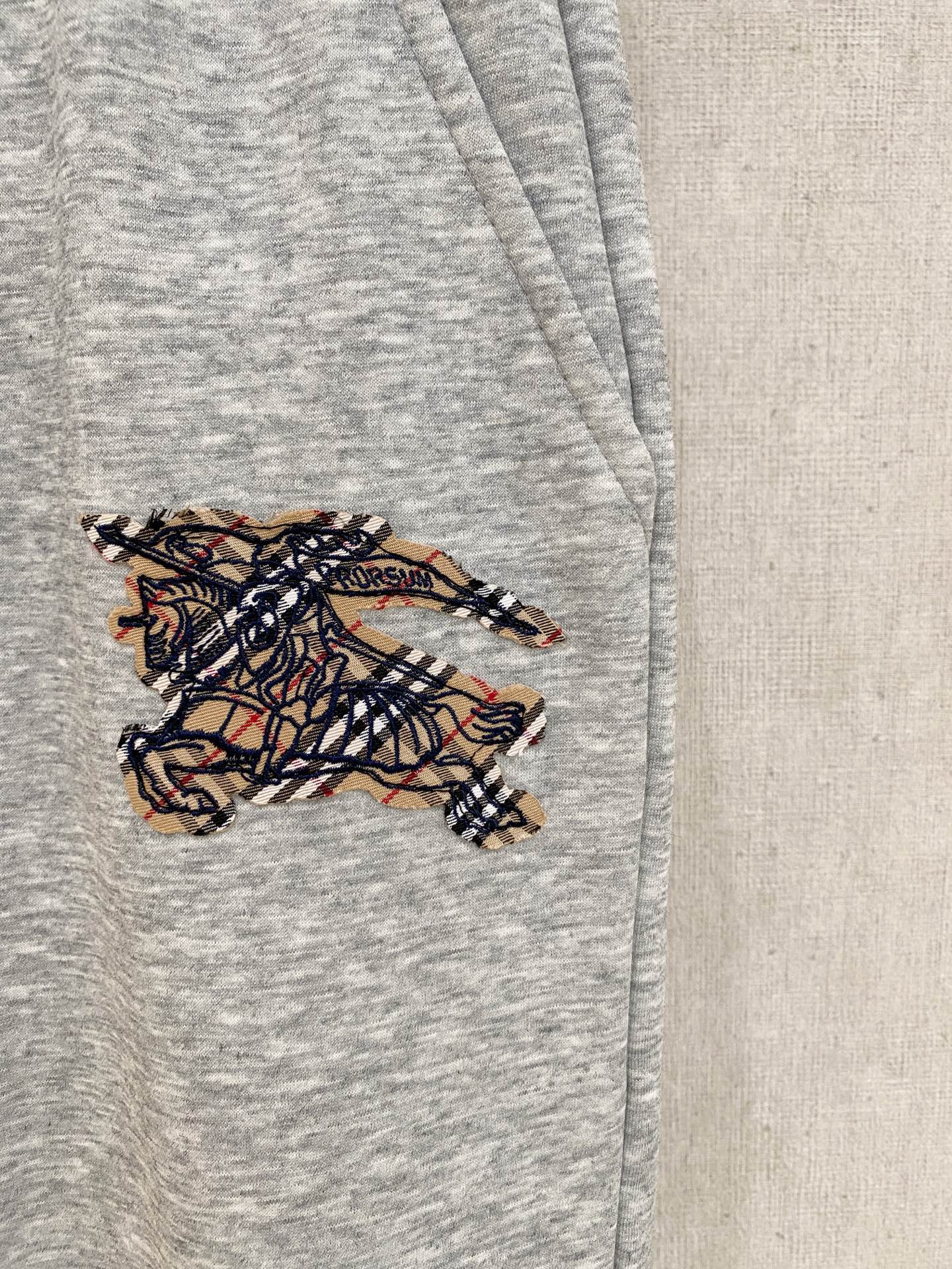 可年后退换 P230 巴宝莉  2025SS秋冬加绒  直筒微阔版型保暖不显臃肿  🔥新品时尚直筒休闲裤，臻选优质纯棉加绒面料打造，保暖舒适，精工密针刺绣标识，缔造简约线条感，版型不挑人，客供定制五金辅料，工艺精湛，版型超正，上身效果极佳 直筒微阔版型  ！！
颜色：黑色 灰色
码数：M-3XL！