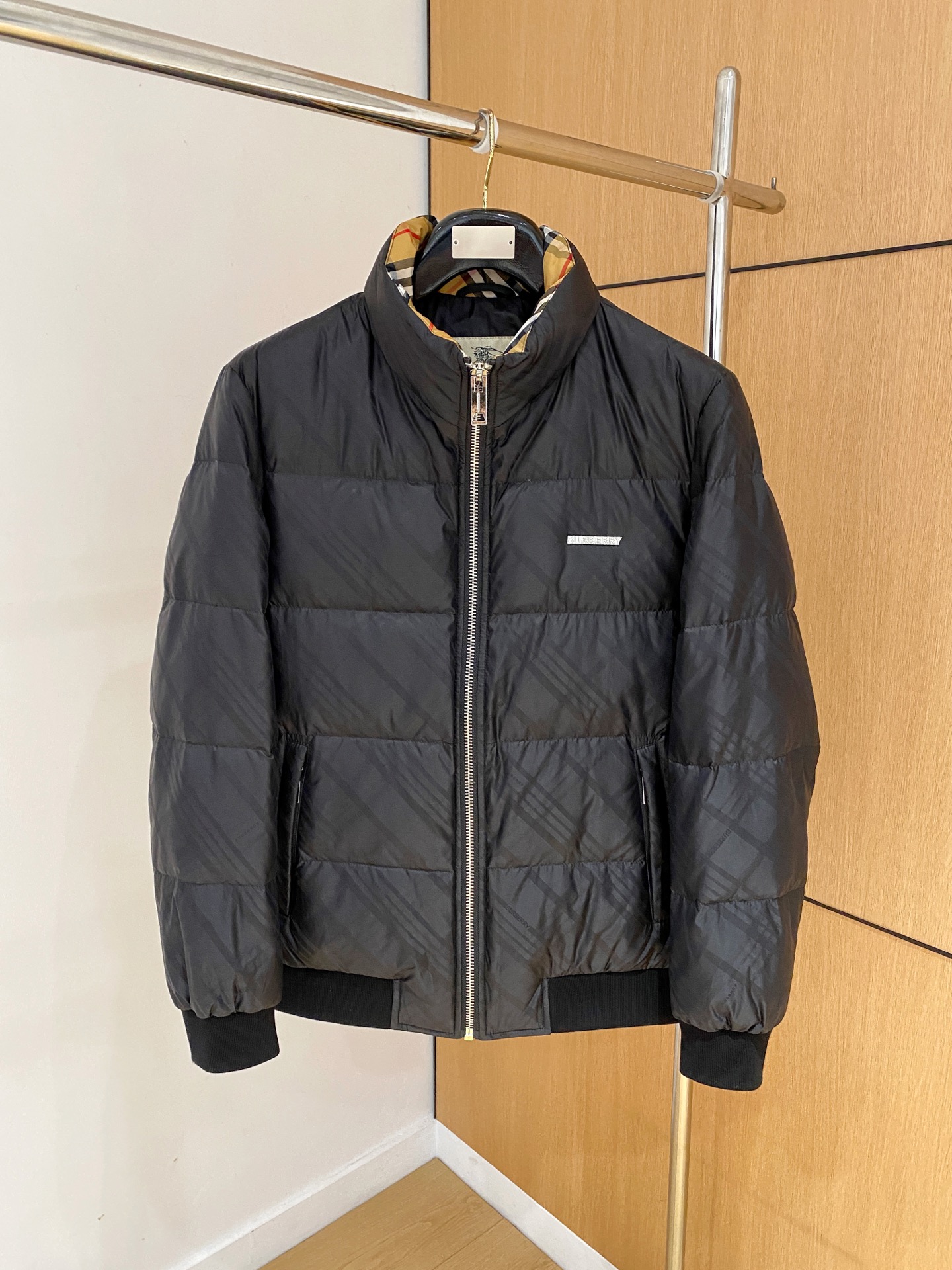 NO:662663,2025 autumn and winter new style BBR Burberry down jacket original 1:1 customized hardware accessories are all imported and original customized. Counter comparisons are welcome. Absolutely high quality. Use top 90 white duck down. Super soft. Filled with fluffy and full feathers. Super heavy fabrics with perfect workmanship. Pay attention to the fabrics are super comfortable. Exclusive model. Non-market goods. Sizes M-3XL,,burberry,down jacket, 198609092025秋冬新款BBR巴宝莉羽绒服原版1:1订制五金配件全进口原版定制 欢迎专柜对比 绝对的高品质 采用顶级90白鸭绒 超柔软 充羽量蓬松饱满 超级重面料做工杠杠的版型完美 注意面料超舒服 独家款 非市场货 尺码M-3XL,,burberry,down jacket, ,Men's clothing