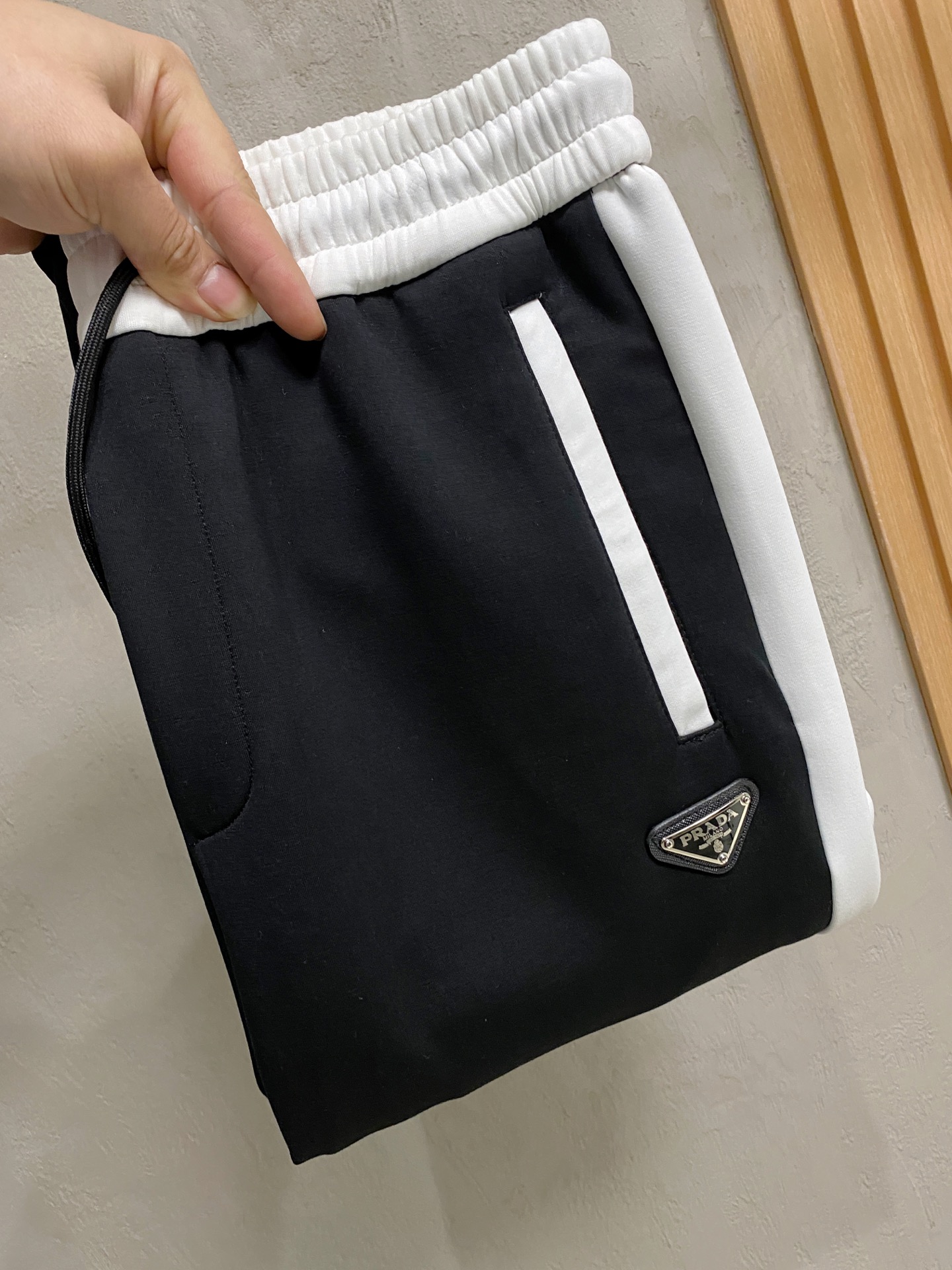 NO:662623,Prada [New Product] Autumn and Winter 25ss Casual Pants golden classic appears again, original order high-quality fashionable casual pants. Super versatile style. Exclusively customized fabric, very wide and stylish, close-fitting and comfortable. Original custom counter latest hardware accessories. Super beautiful version, upper body shows slender legs, lining and routing are impeccable, can be attended in any occasion, once again emphasize that the fabric is very, very classy! Code number m-4xl,,prada, 19860909普拉达【新品】秋冬25ss休闲裤金典再次出现,原单订制高品质时尚休闲裤.超级百搭款.独家定制面料,挺阔有型,贴身舒适.原版定制专柜最新五金辅料.超靓版型、上身显腿修长,內里,走线都无可挑剔,任何场合都可出席,再次强调面料非常非常显档次！码数 m-4xl,,prada, ,Men's clothing