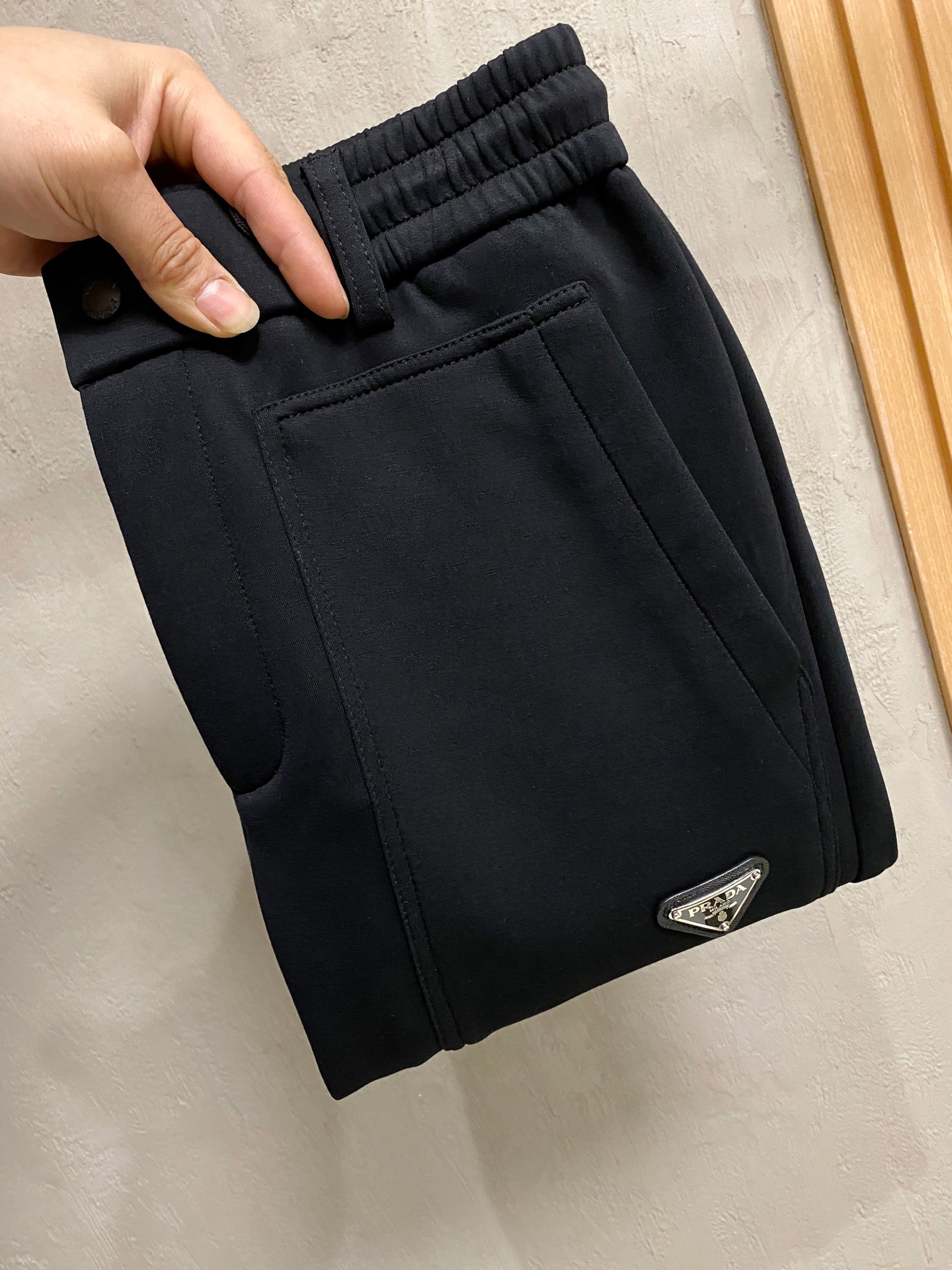 NO:662616,Prada [New Product] Autumn and Winter 25ss Casual Pants golden classic appears again, original order high-quality fashionable casual pants. Super versatile style. Exclusively customized fabric, very wide and stylish, close-fitting and comfortable. Original custom counter latest hardware accessories. Super beautiful version, upper body shows slender legs, lining and routing are impeccable, can be attended in any occasion, once again emphasize that the fabric is very, very classy! Code number m-4xl,,prada, 19860909普拉达【新品】秋冬25ss休闲裤金典再次出现,原单订制高品质时尚休闲裤.超级百搭款.独家定制面料,挺阔有型,贴身舒适.原版定制专柜最新五金辅料.超靓版型、上身显腿修长,內里,走线都无可挑剔,任何场合都可出席,再次强调面料非常非常显档次！码数 m-4xl,,prada, ,Men's clothing