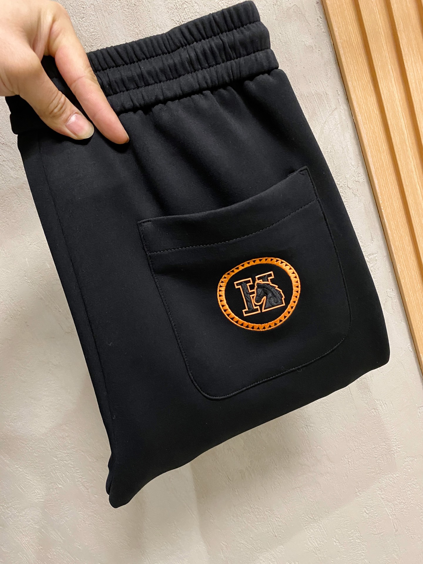 NO:662608,Hermès [new product] Autumn and winter 25ss casual pants golden classic appears again, original order high-quality fashionable casual pants. Super versatile style. Exclusive custom-made fabric, very wide and stylish, close-fitting and comfortable. The latest hardware accessories from the original custom counter. Super beautiful version, the upper body shows slender legs, the lining and routing are impeccable, you can attend any occasion, and once again emphasize that the fabric is very, very classy! Code number m-4xl,,hermes, 19860909爱马仕【新品】秋冬25ss休闲裤金典再次出现,原单订制高品质时尚休闲裤.超级百搭款.独家定制面料,挺阔有型,贴身舒适.原版定制专柜最新五金辅料.超靓版型、上身显腿修长,內里,走线都无可挑剔,任何场合都可出席,再次强调面料非常非常显档次！码数 m-4xl,,hermes, ,Men's clothing