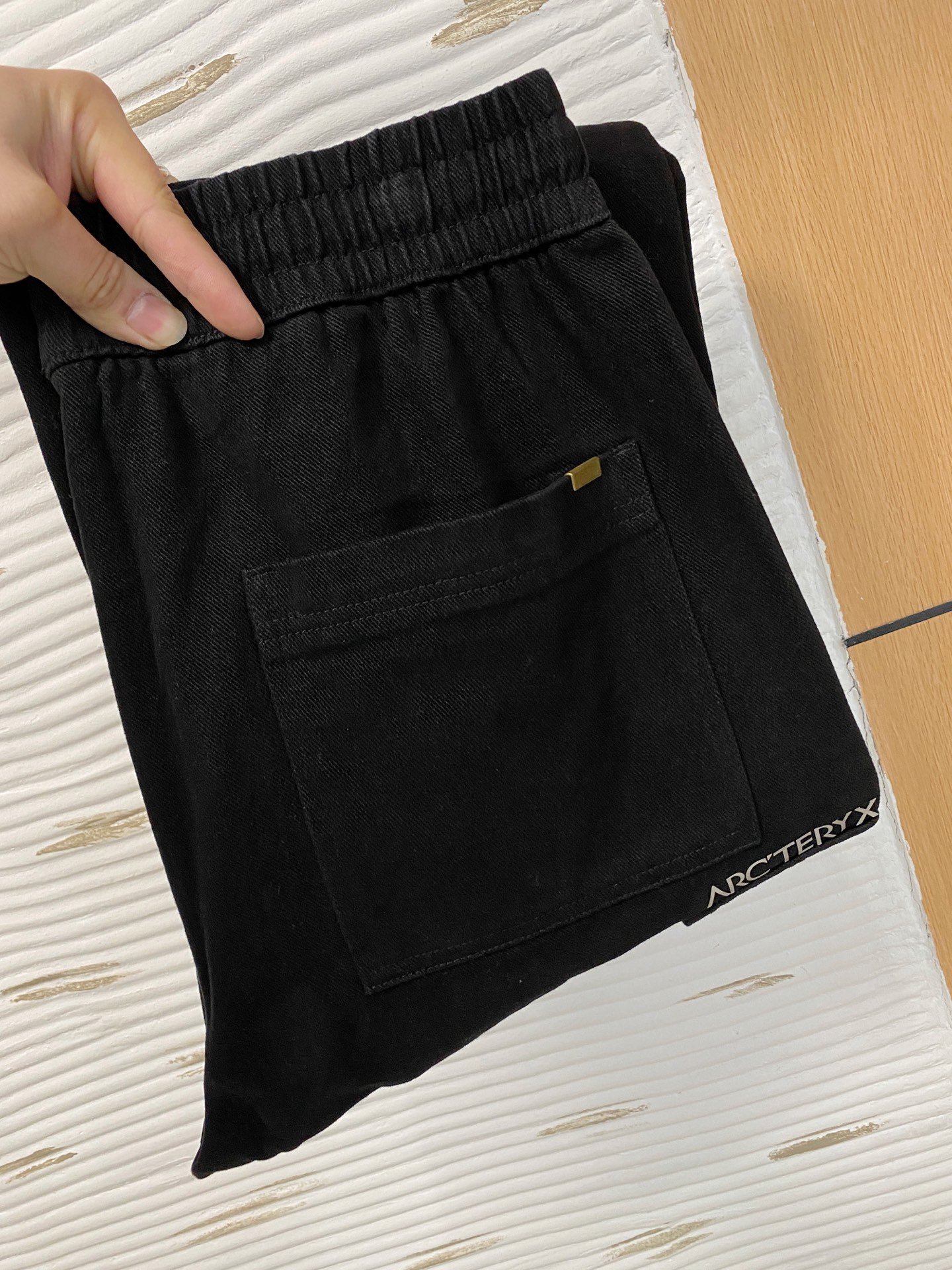 NO:682714,Arc'teryx [New Product] Autumn and Winter Thickened Casual Pants golden classic appears again, the original order is super versatile. Exclusively customized fabric, very wide and stylish, close to the body and comfortable. The latest hardware accessories from the original custom counter. Super beautiful shape, the upper body shows slender legs, the lining and routing are impeccable, you can attend any occasion, and once again emphasize that the fabric is very, very classy! Size M-4XL,arc'teryx,19860909始祖鸟【新品】秋冬加厚休闲裤金典再次出现,原单订制超级百搭款.独家定制面料,挺阔有型,贴身舒适.原版定制专柜最新五金辅料.超靓版型、上身显腿修长,內里,走线都无可挑剔,任何场合都可出席,再次强调面料非常非常显档次！码数 M-4XL,arc'teryx,,Men's clothing