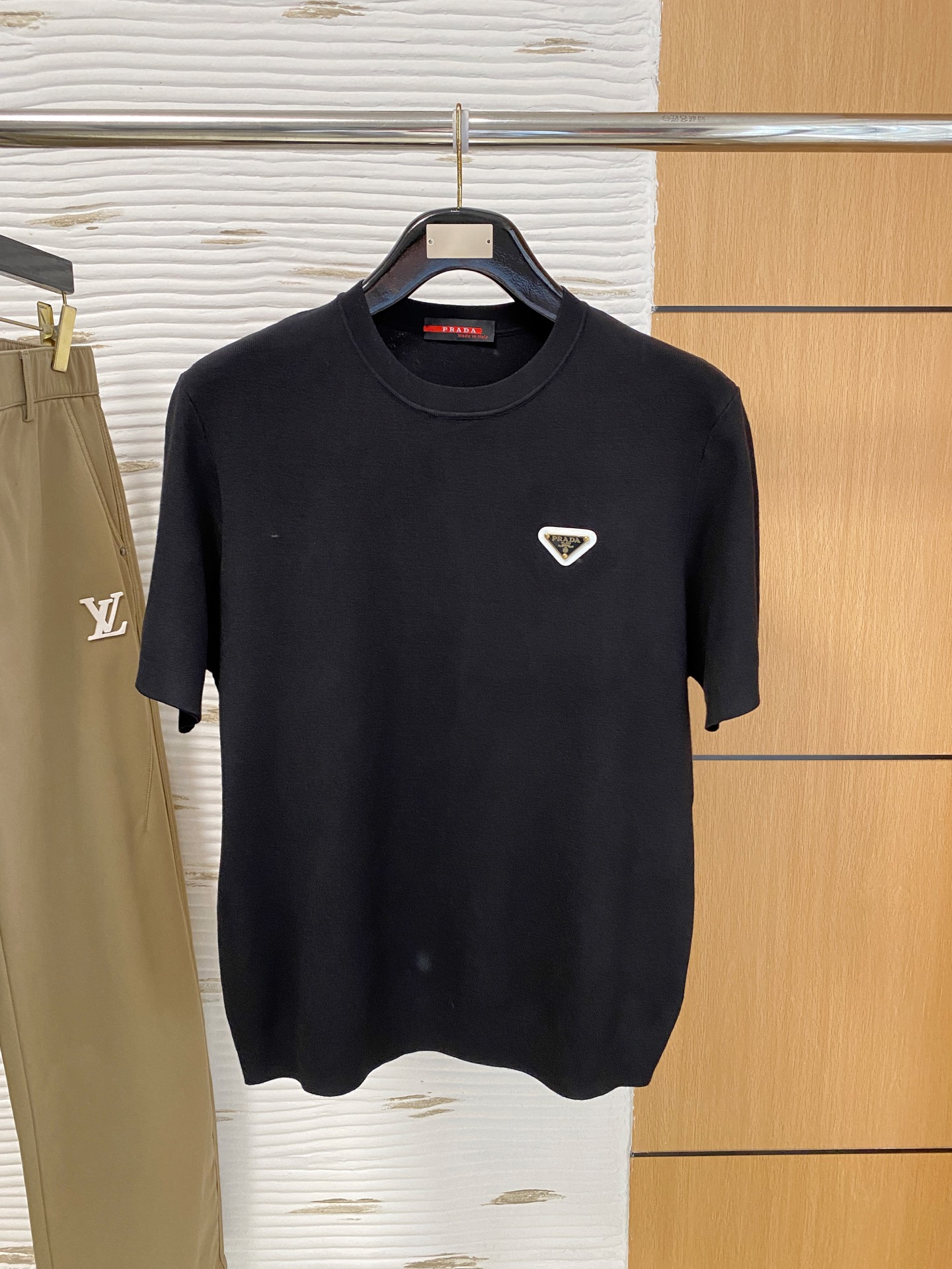 NO:682707,Prada's 2025 new autumn and winter men's knitted pullover short-sleeved sweater is full of fashionable and sunny charm. The line design is fashionable and luxurious, highlighting its unique characteristics. Made from customer-supplied fiber yarns and woven vertically on imported flat machines. Compared with other ordinary wool materials, it is softer and more delicate, and can maintain the overall drape and fit for a long time. Warm, breathable and comfortable, code size M-4Xl,, prada, sweaters, T-shirt,19860909普拉达 2025 秋冬新款男士针织套头毛衣短袖打底充满时尚阳光的魅力风格,线条设计时尚奢感彰显与众不同的特质.客供纤维纱线制作,进口横机竖织而成.对比其它普通羊毛料而言更为柔软细腻,能持久保持整体的垂感及贴合度.保暖透气舒适 码数 M-4Xl,,prada,sweaters,T-shirt,,Men's clothing