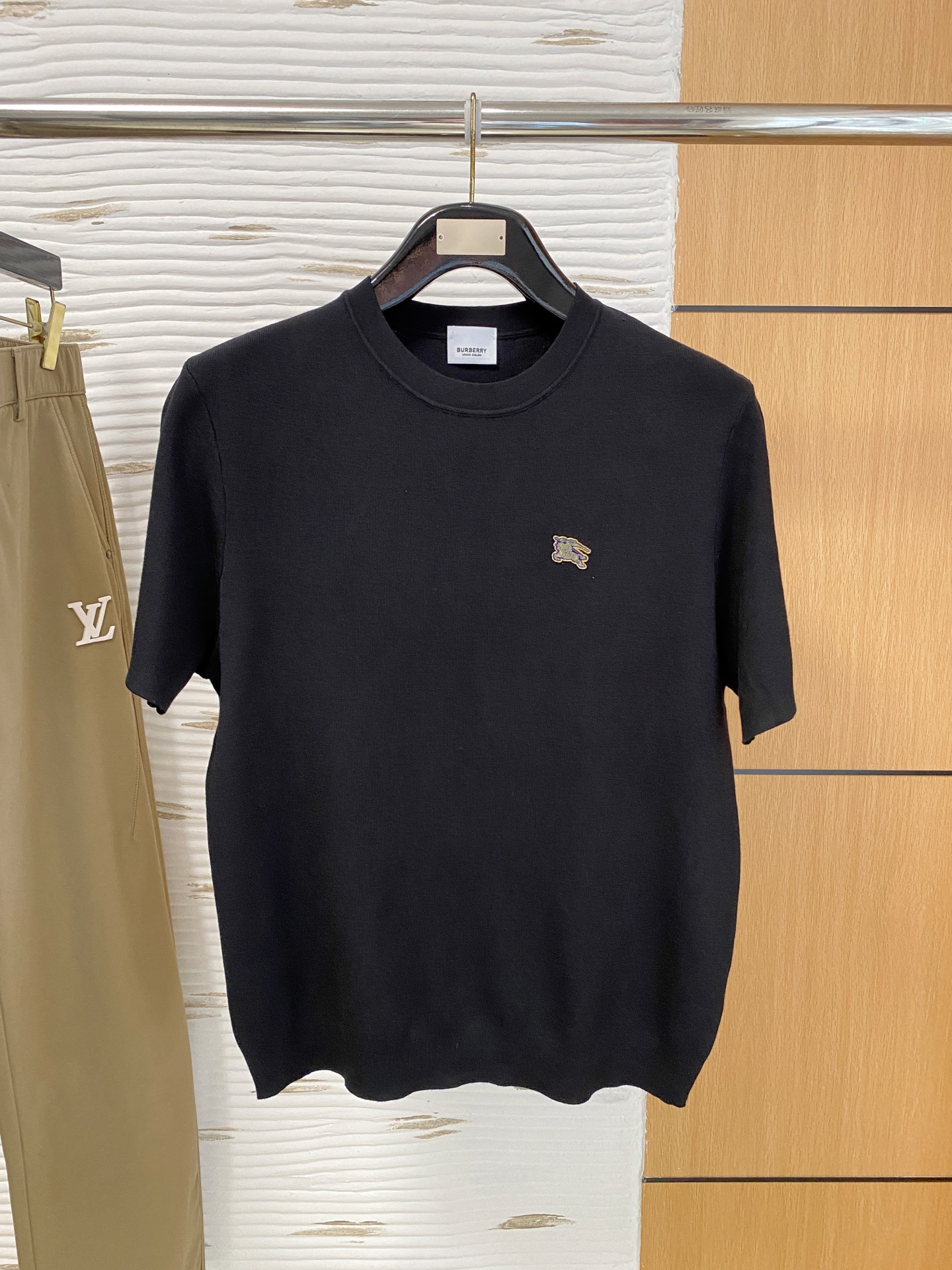 NO:682702,Burberry's 2025 new autumn and winter men's knitted pullover short-sleeved sweater is full of fashionable and sunny charm. The line design is fashionable and luxurious, highlighting its unique characteristics. It is made from customer-supplied fiber yarns and vertically woven on imported horizontal machines. It is softer and more delicate than other ordinary wool materials, and can maintain the overall drape and fit for a long time. Warm, breathable and comfortable, code size M-4Xl,, burberry, sweaters, T-shirt,19860909巴宝莉 2025 秋冬新款男士针织套头毛衣短袖打底充满时尚阳光的魅力风格,线条设计时尚奢感彰显与众不同的特质.客供纤维纱线制作,进口横机竖织而成.对比其它普通羊毛料而言更为柔软细腻,能持久保持整体的垂感及贴合度.保暖透气舒适 码数 M-4Xl,,burberry,sweaters,T-shirt,,Men's clothing