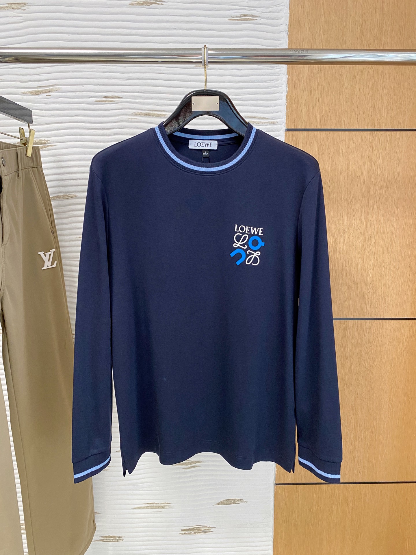 NO:682703,Loewe 25ss early autumn [new product] round neck bottoming shirt is popular for single-wear sweatshirts. Ultra-avant-garde design style. Delicate and comfortable. Very light and not easy to wrinkle. Multiple craftsmanship. The overall design is quite visual. The upper body is casual and stylish, with a certain degree of stiffness. It is definitely recommended for the temperament that is at the forefront of fashion. It is a must-have for urban leisure. Size M-4XL, loewe, hoodie, sweatshirts,19860909罗意威 25ss早秋【新品】圆领打底衫单穿卫衣爆款 超前卫设计风格 细腻舒适 穿着非常轻便不易起皱.多重重工艺 整体的设计颇具视觉感,上身休闲有型,有一定的挺括度,绝对走在时尚最尖端的气质感推荐,都市休闲必备.码数M-4XL,,loewe,hoodie,sweatshirts,,Men's clothing